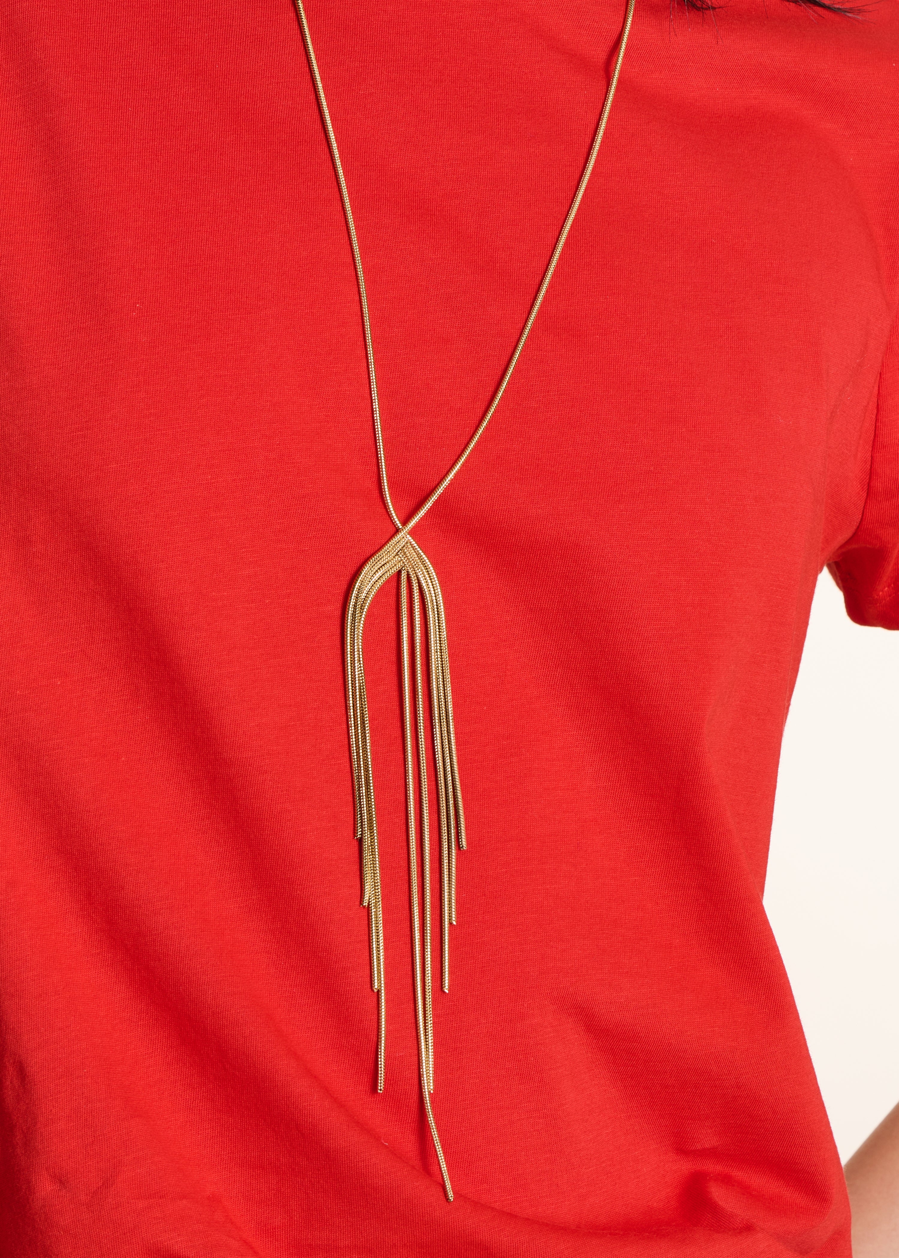 Colar longo em metal dourado
