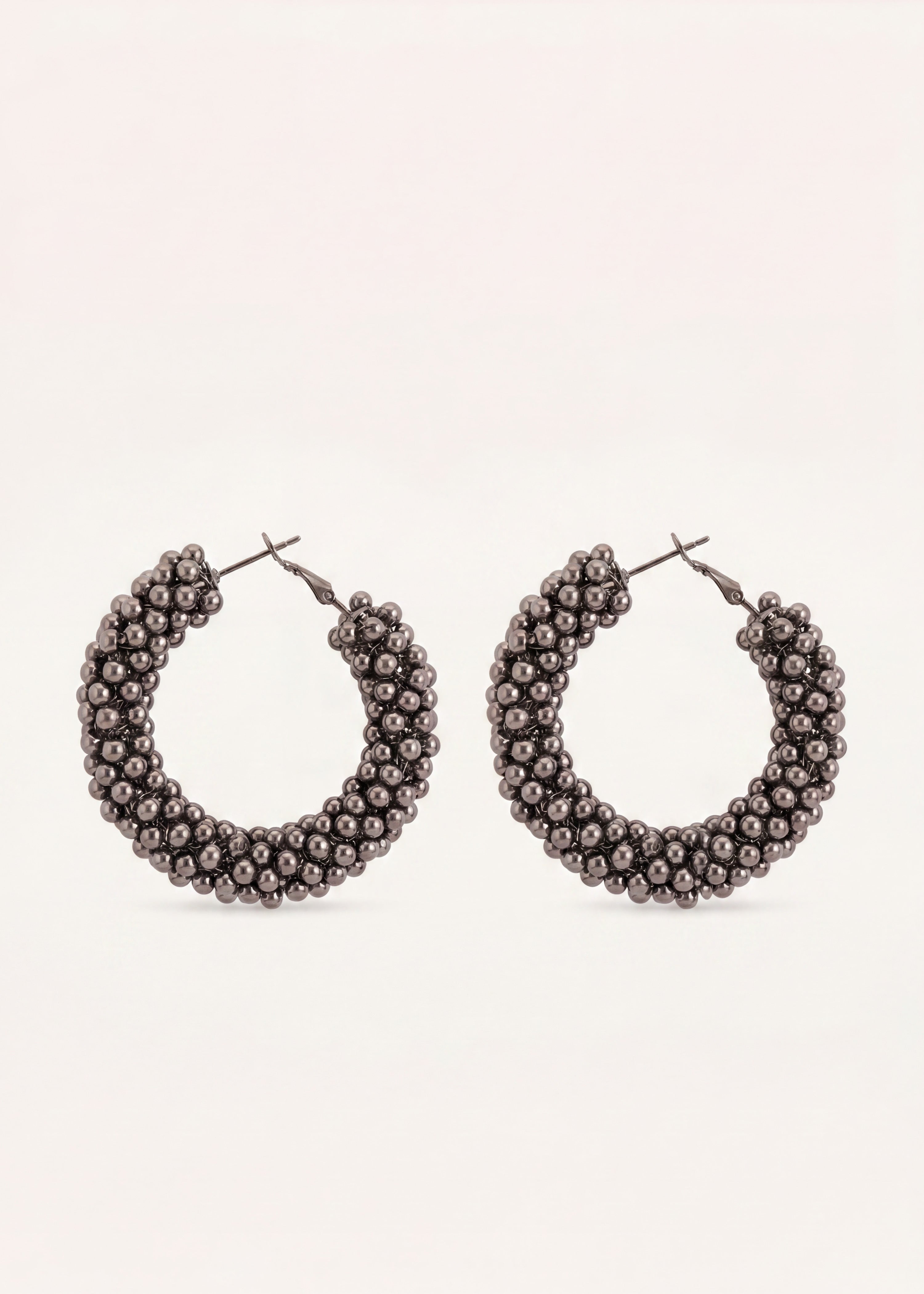Pendientes de aro con perlas negras