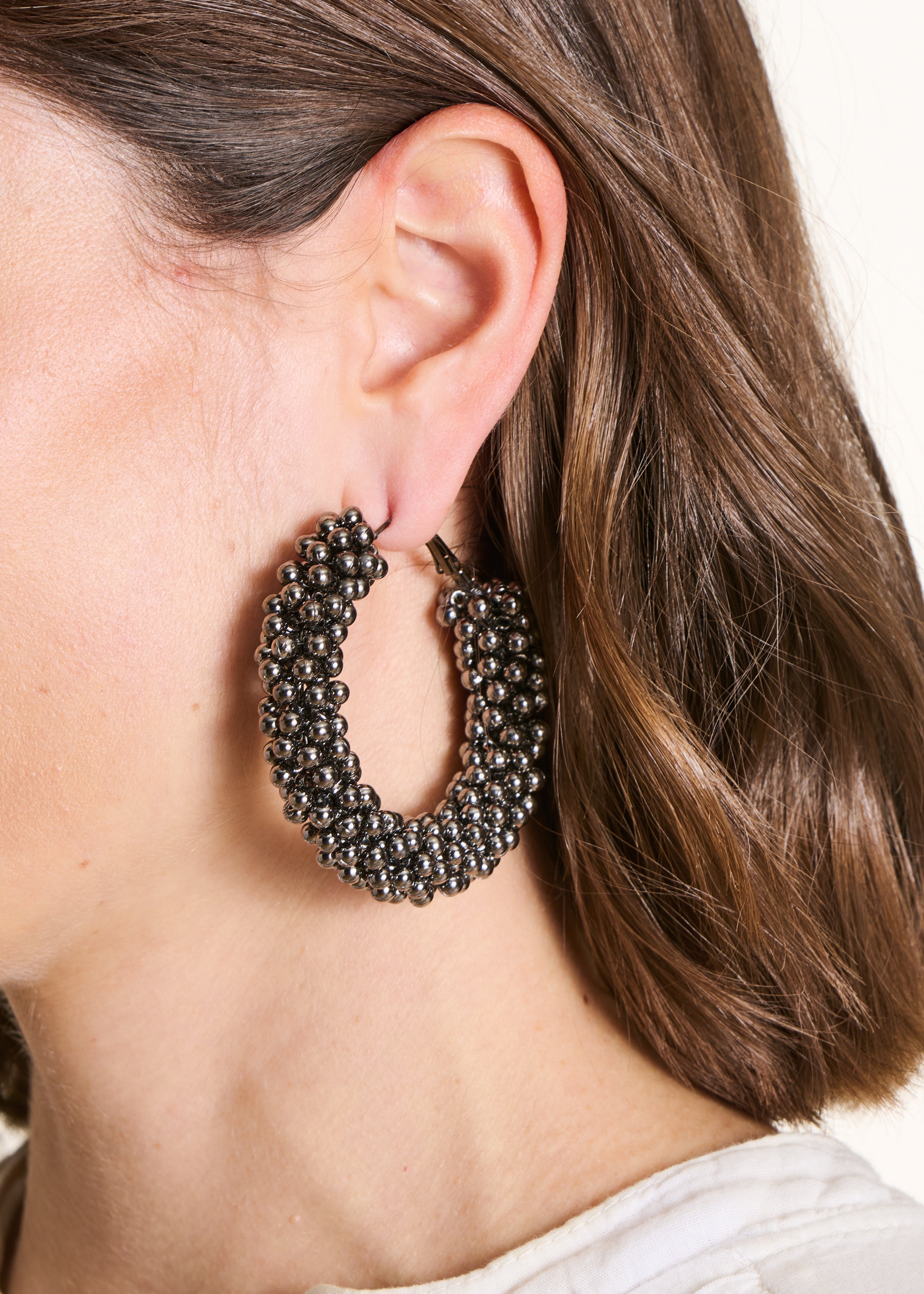 Pendientes de aro con perlas negras