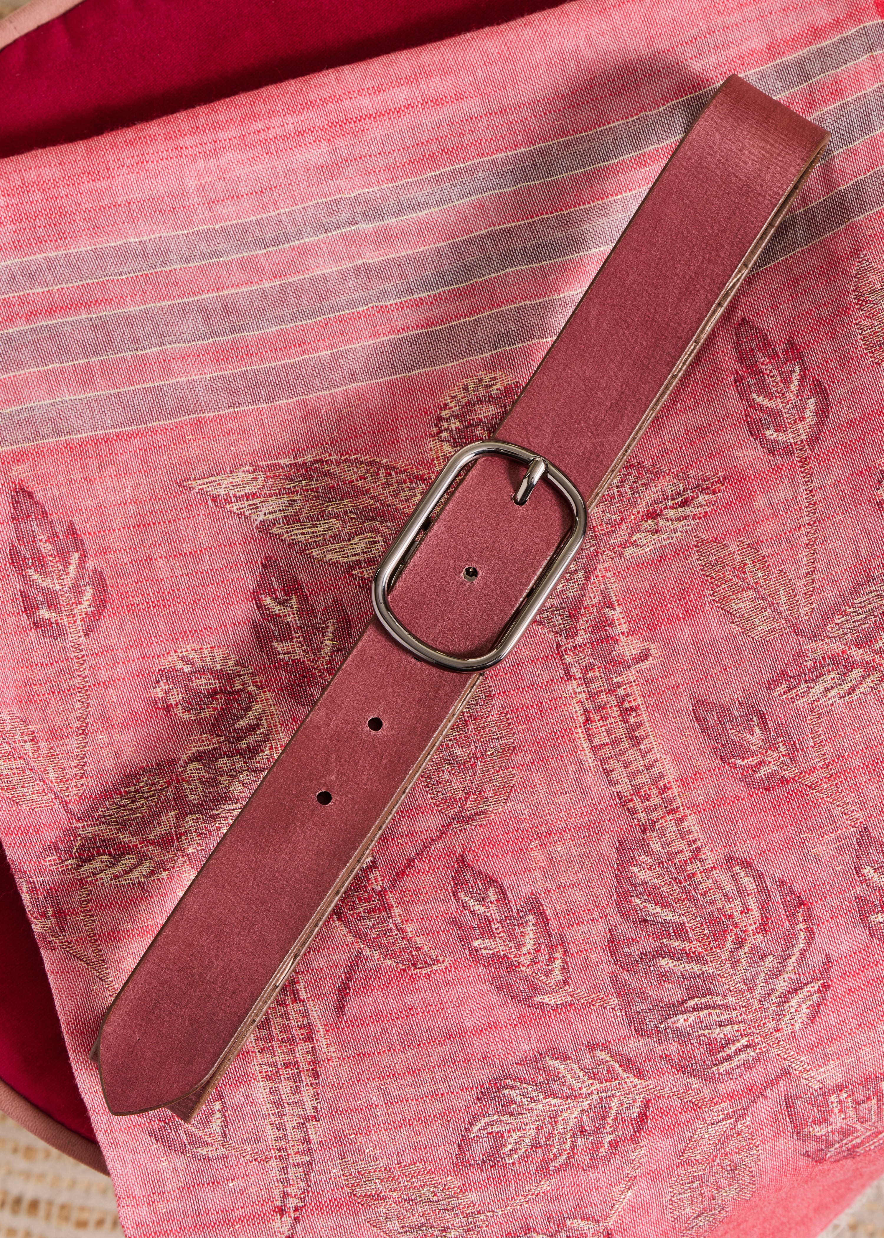Reversible leather belt in burgundy and gold