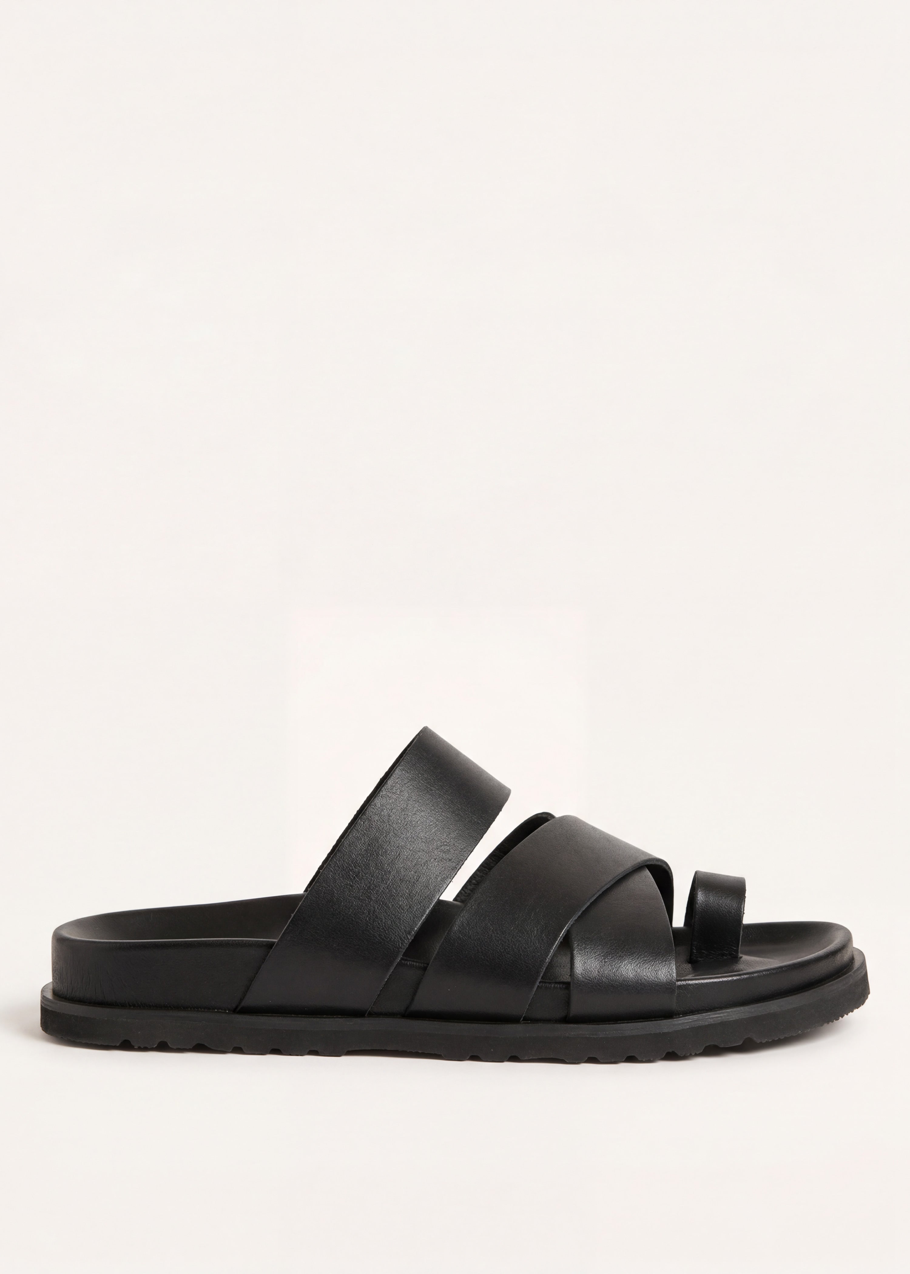 Zwarte platte sandalen met gekruiste bandjes