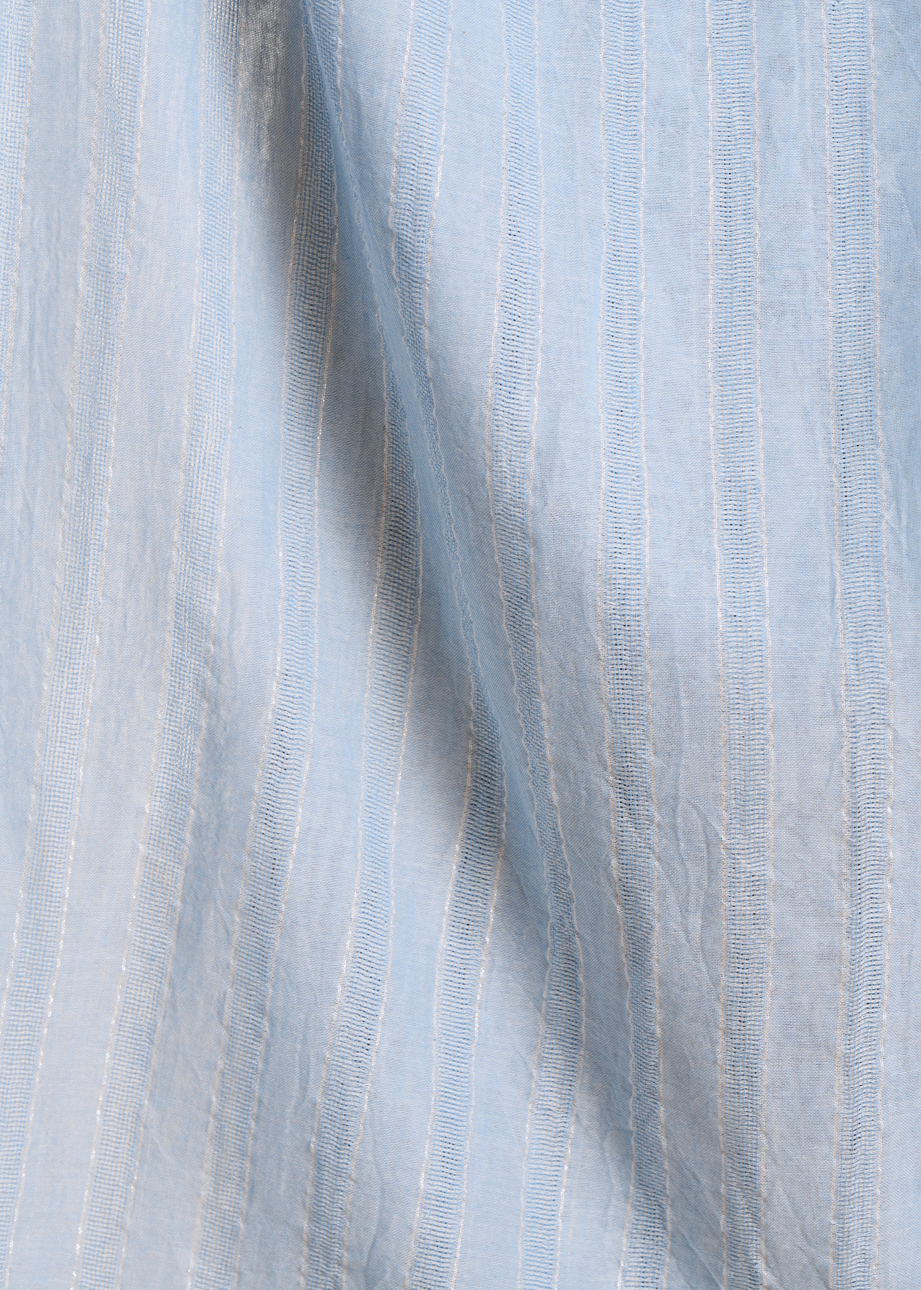 Hellblauer gestreifter Schal