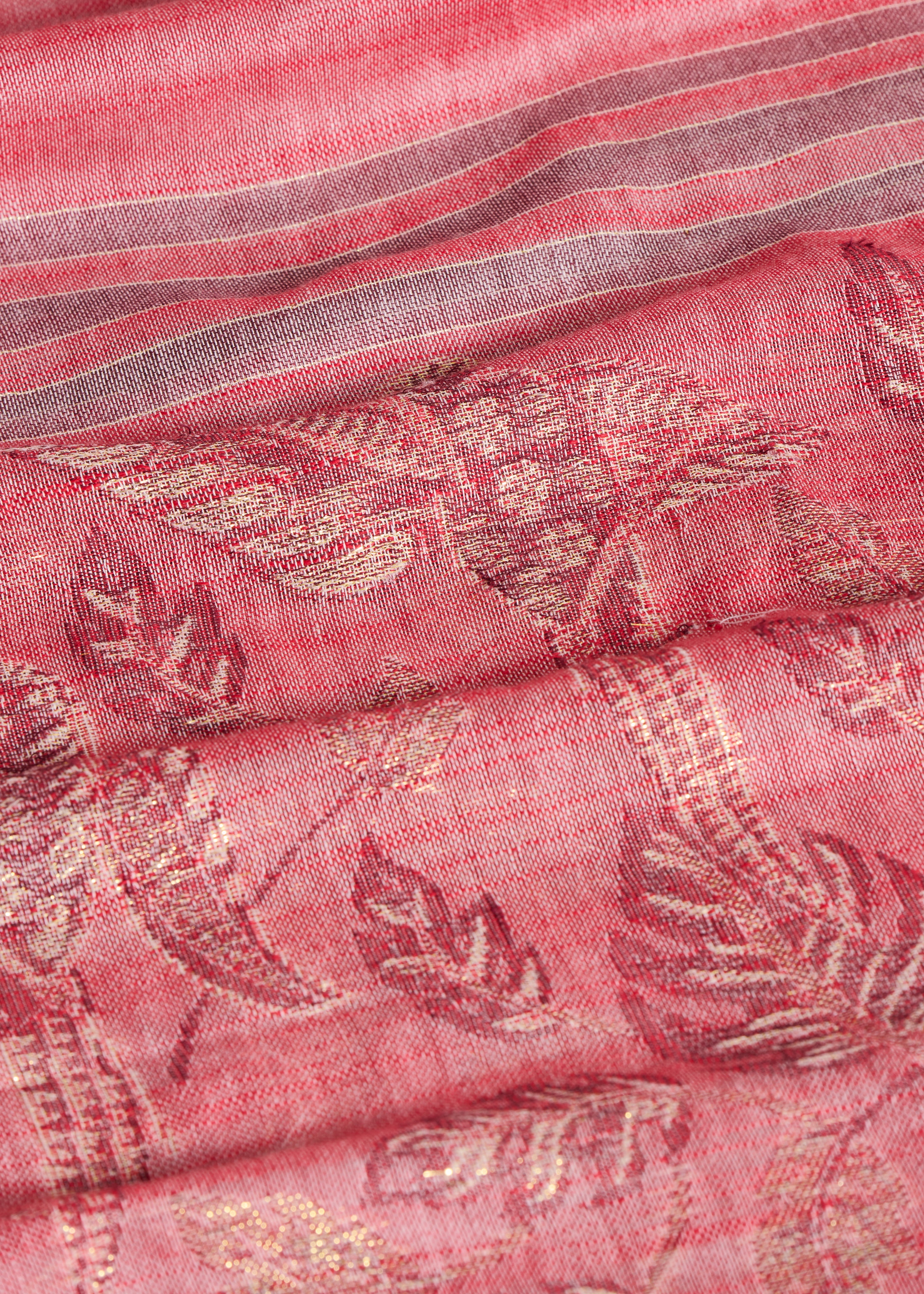 Roter Schal mit Blattmuster