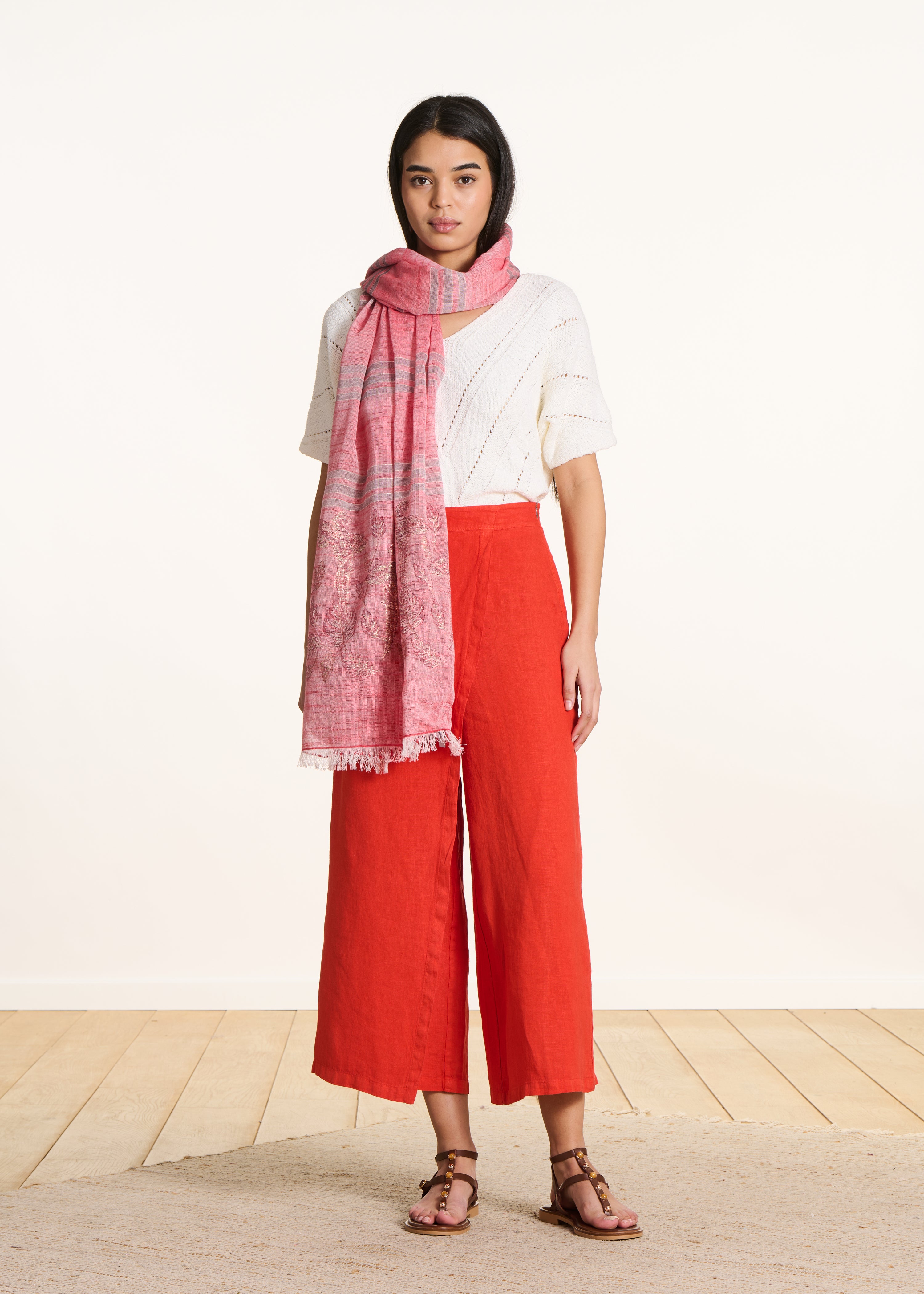 Roter Schal mit Blattmuster