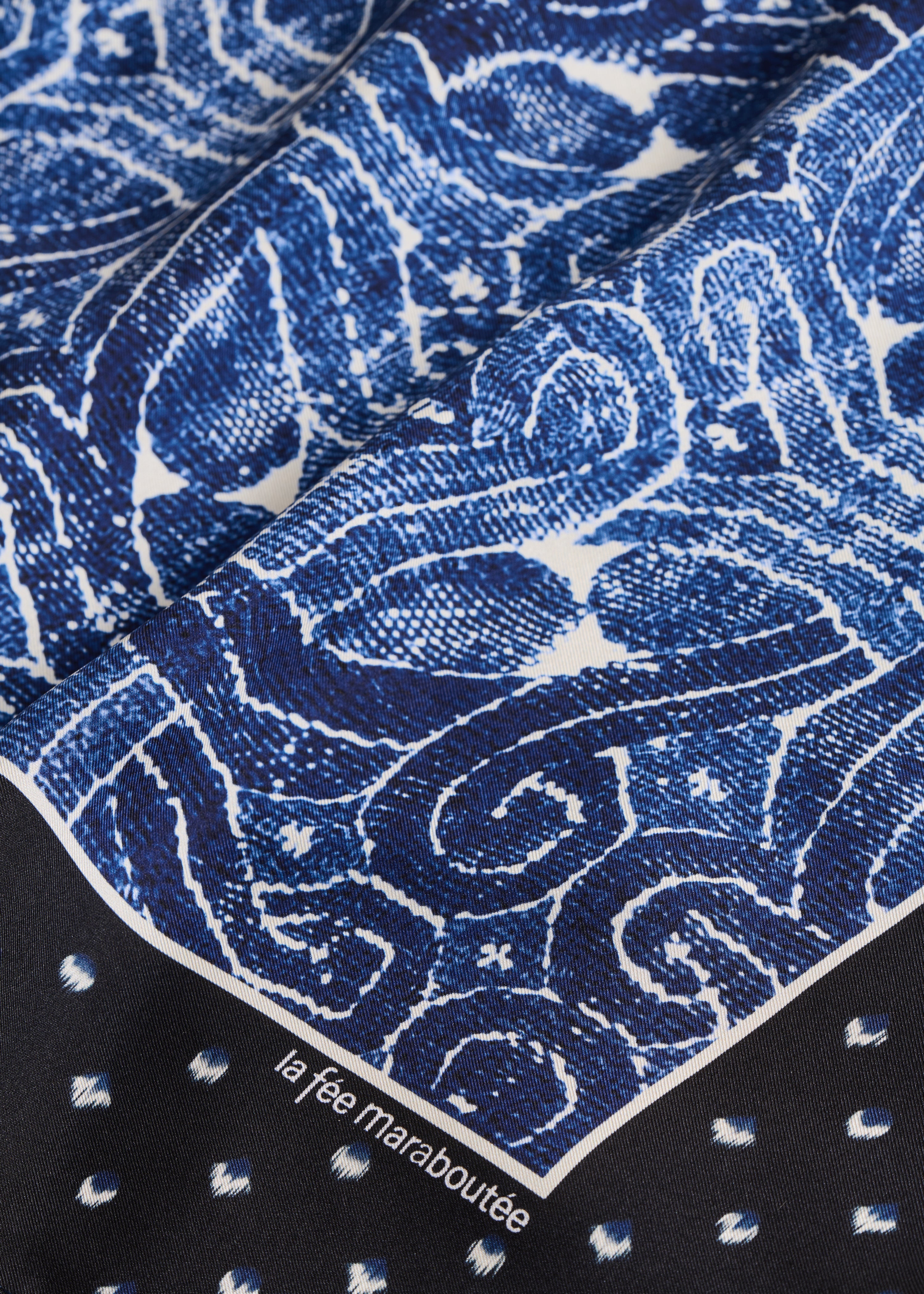 Carré de soie bleu à motif