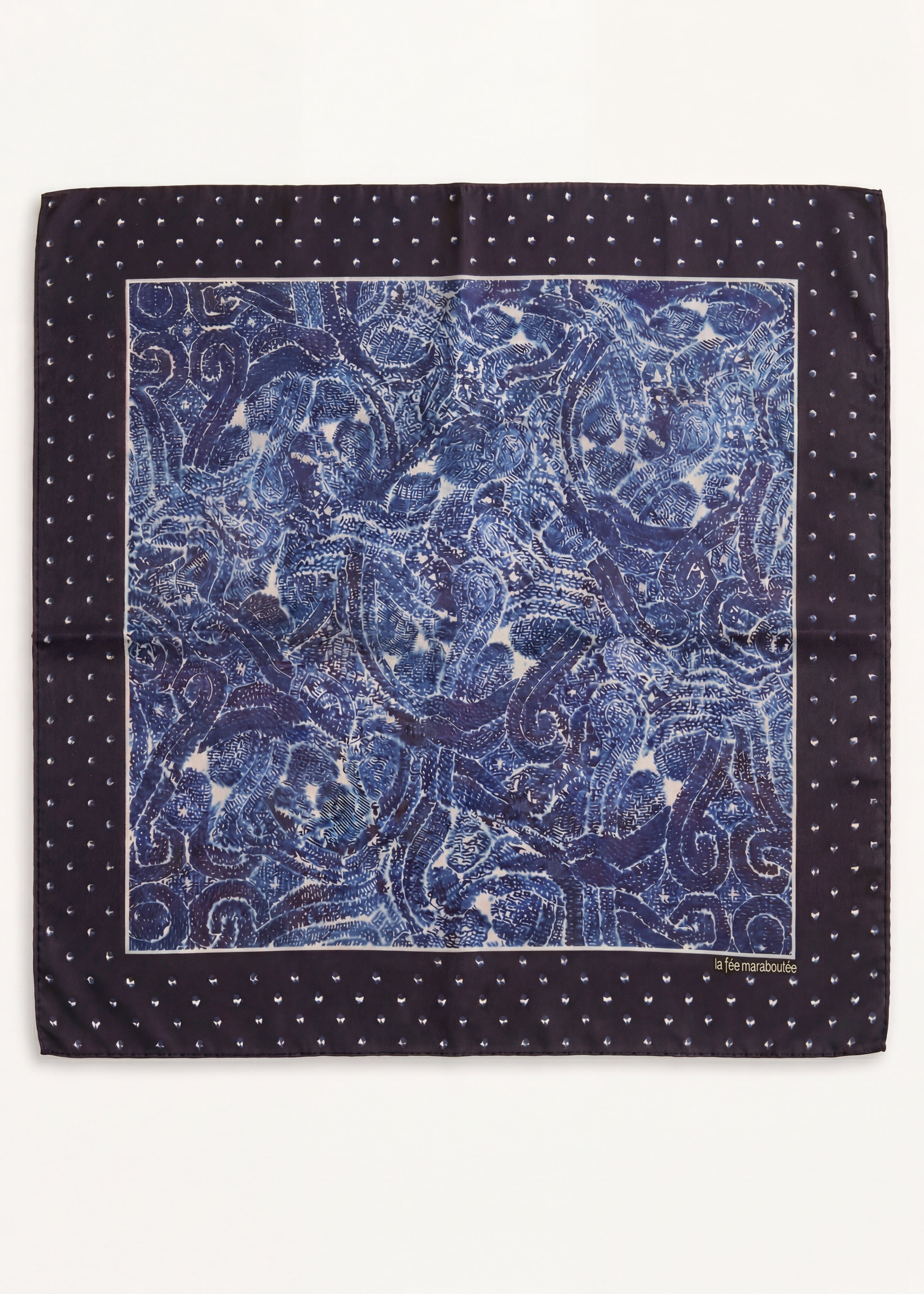 Carré de soie bleu à motif