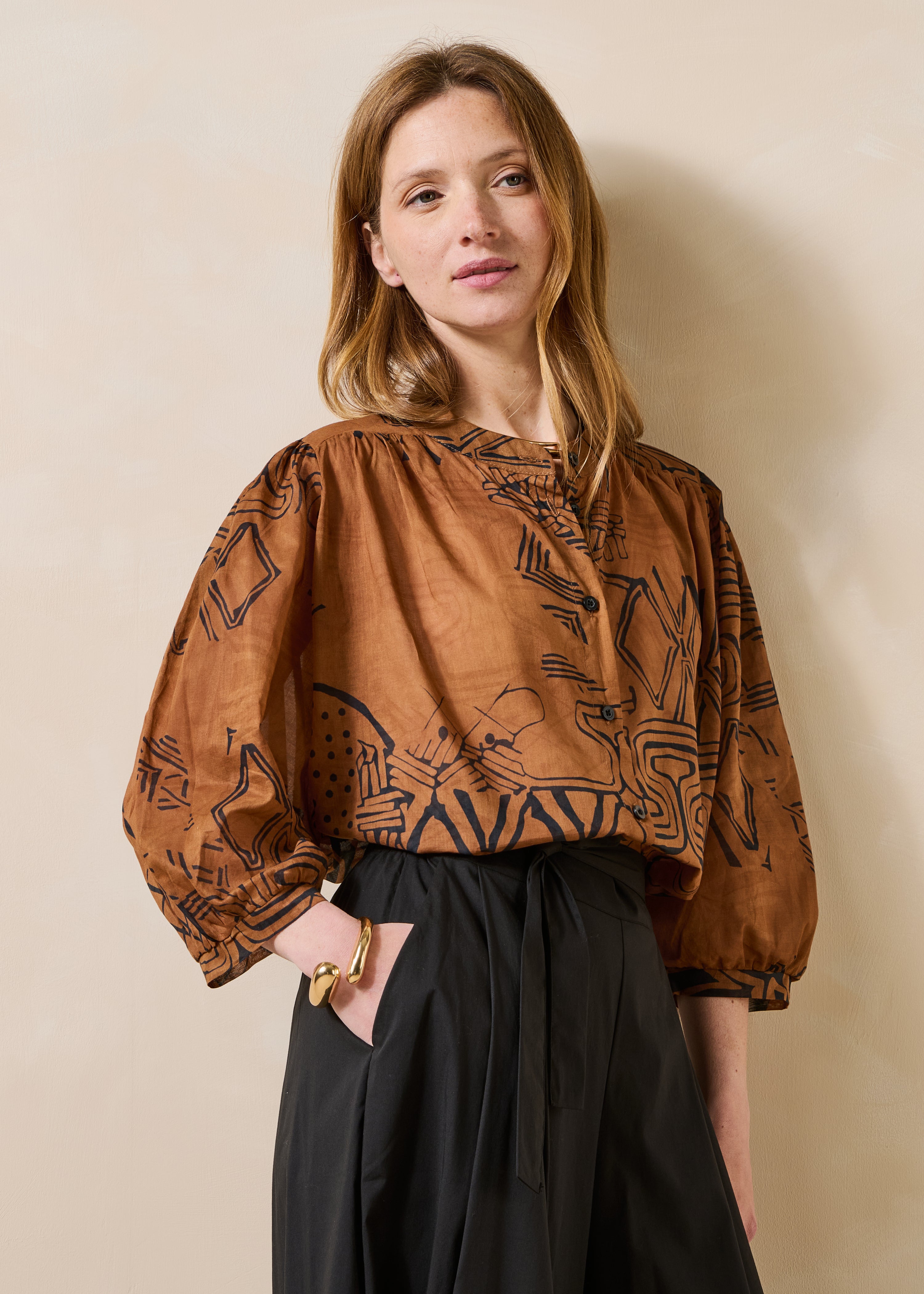 Braune Bluse aus bedrucktem Baumwoll-Voile