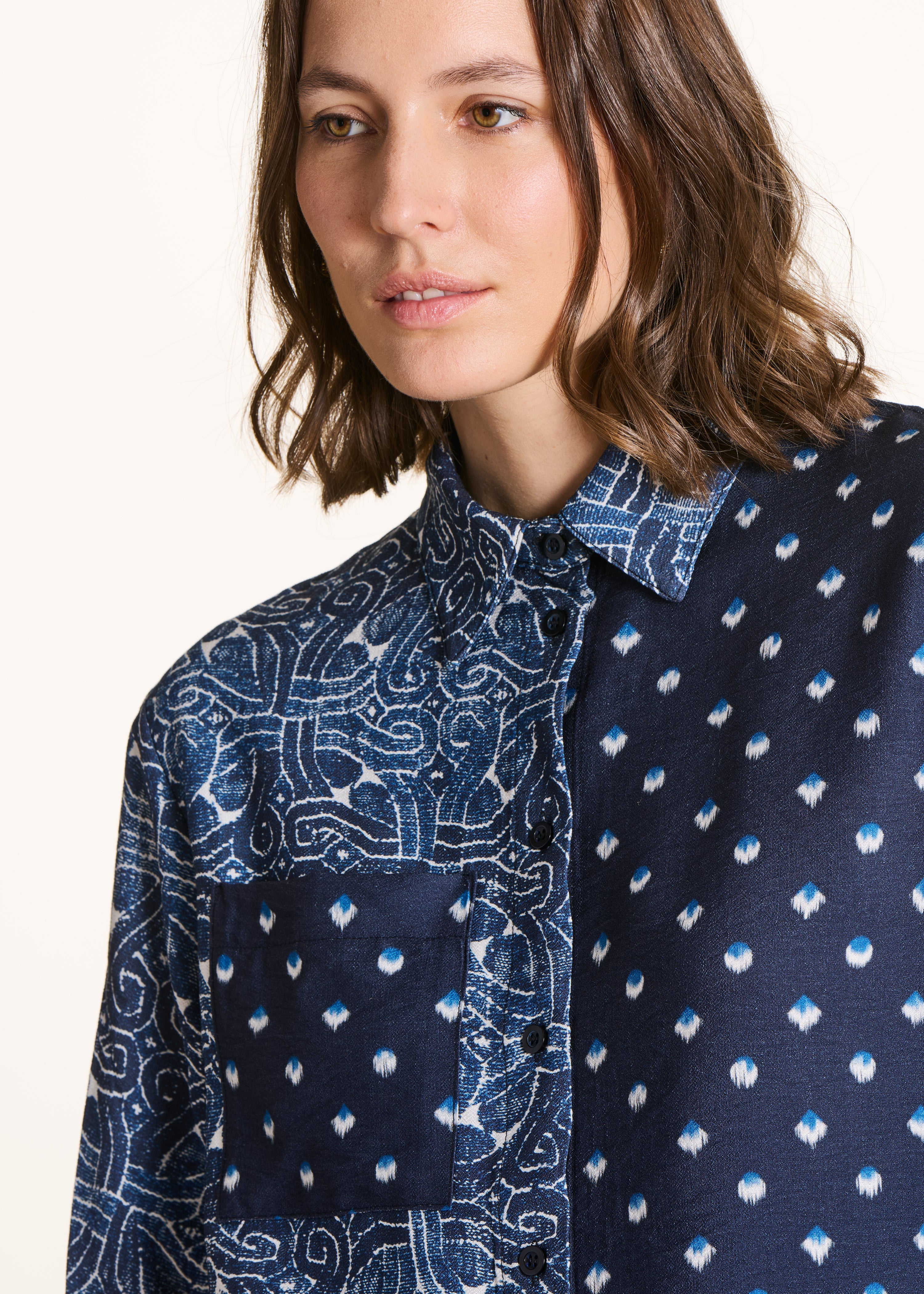 Blaues Hemd mit langen Ärmeln und Patchwork-Prints