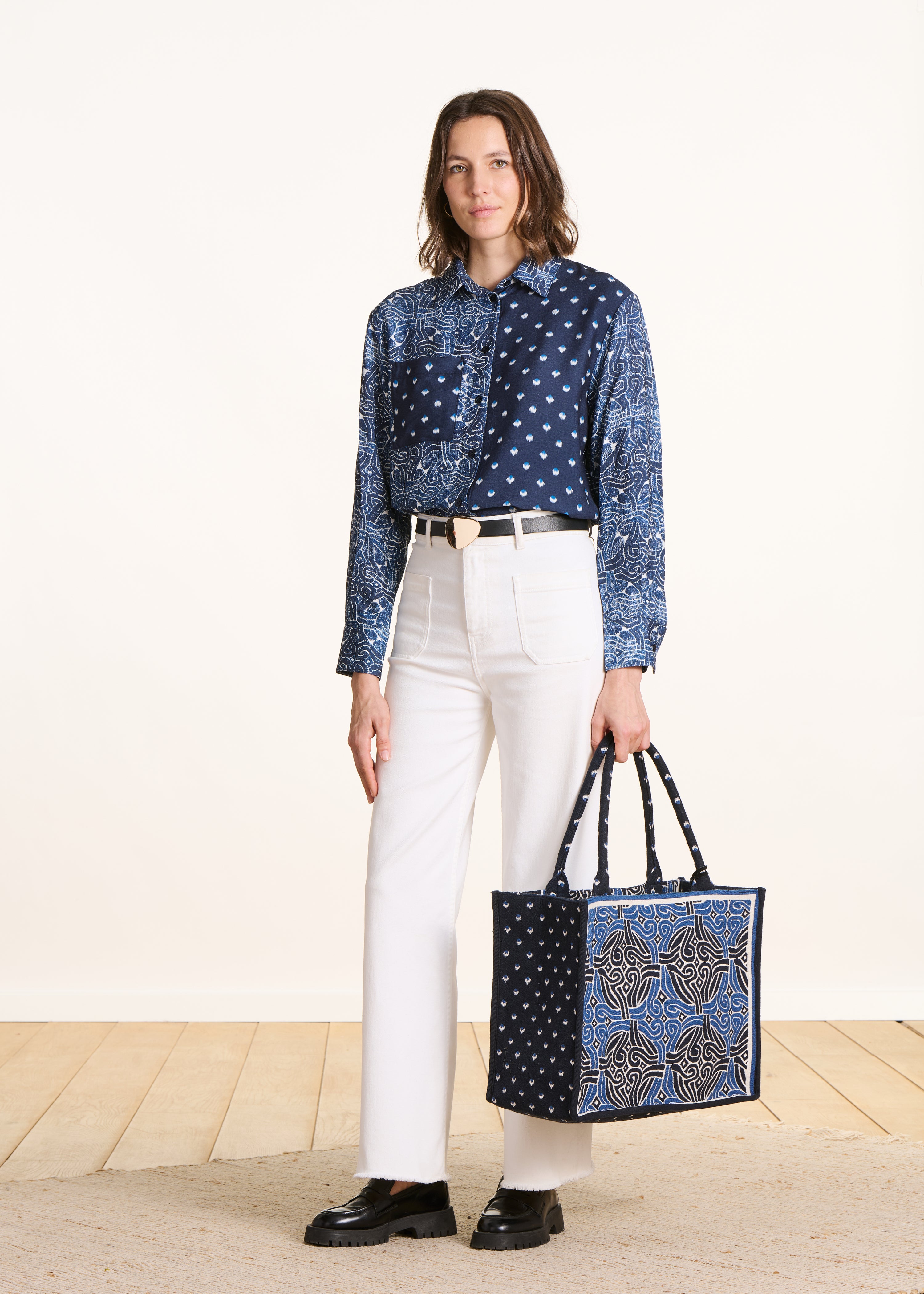 Blaues Hemd mit langen Ärmeln und Patchwork-Prints