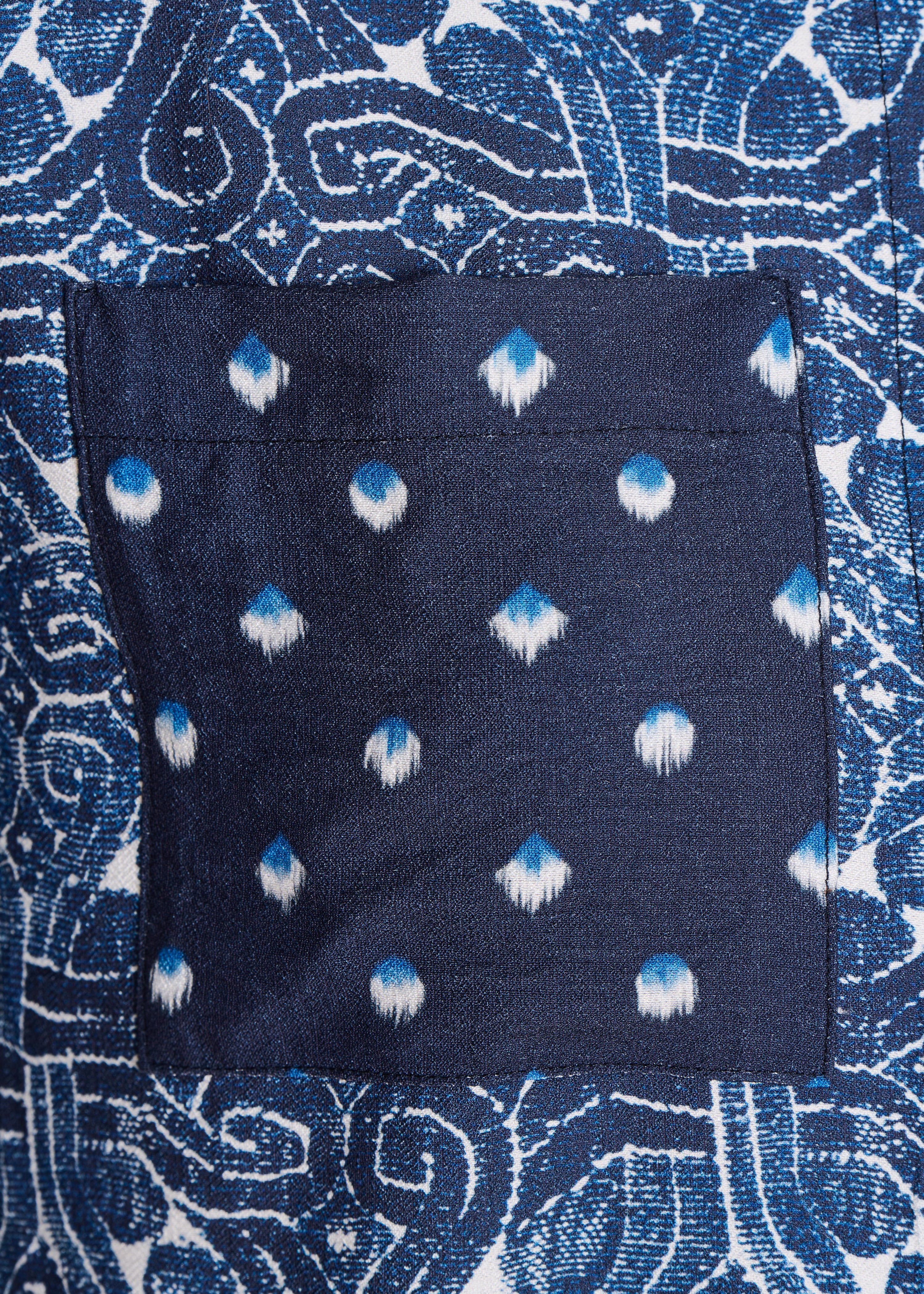 Blaues Hemd mit langen Ärmeln und Patchwork-Prints
