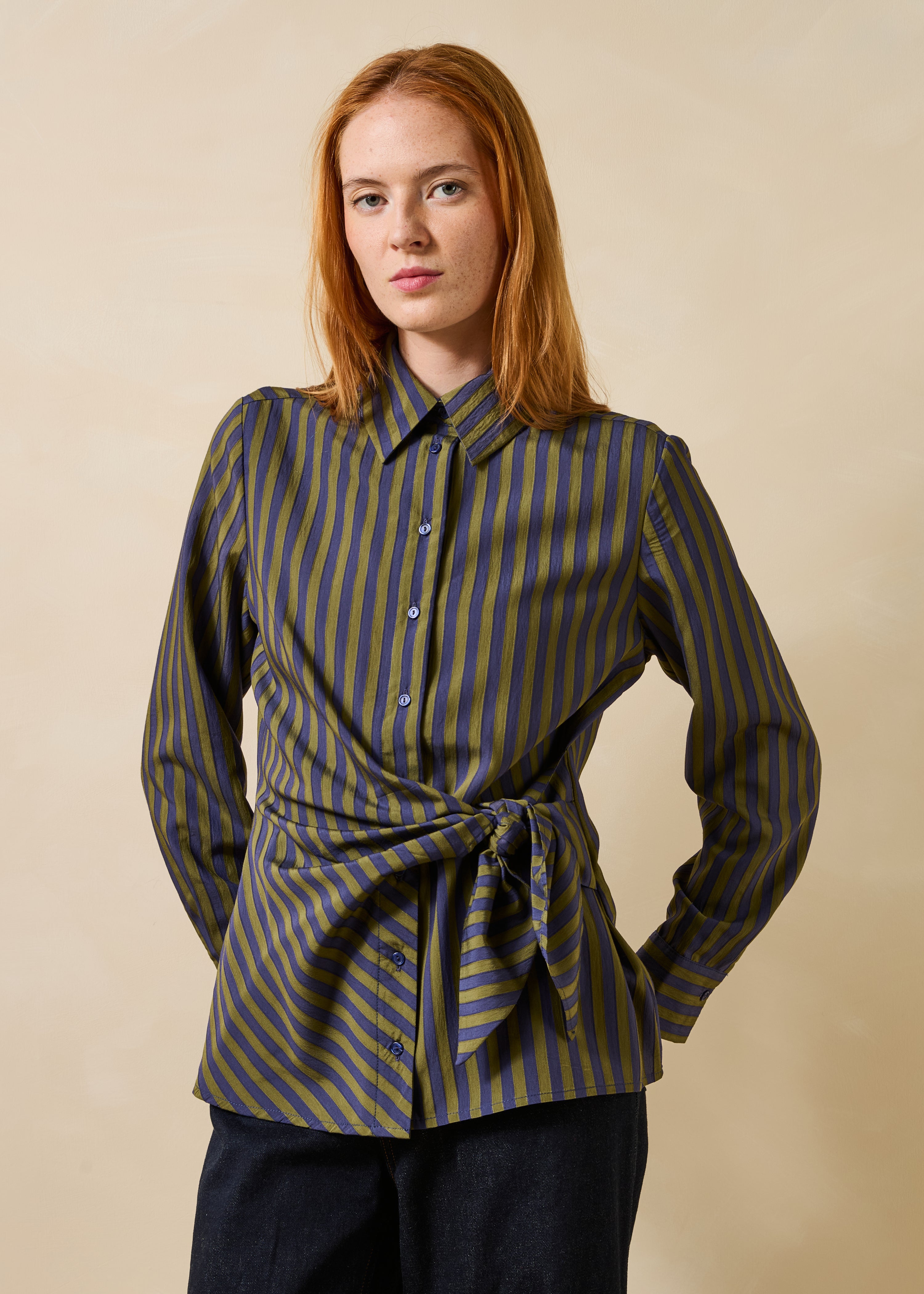 Chemise kaki et bleu