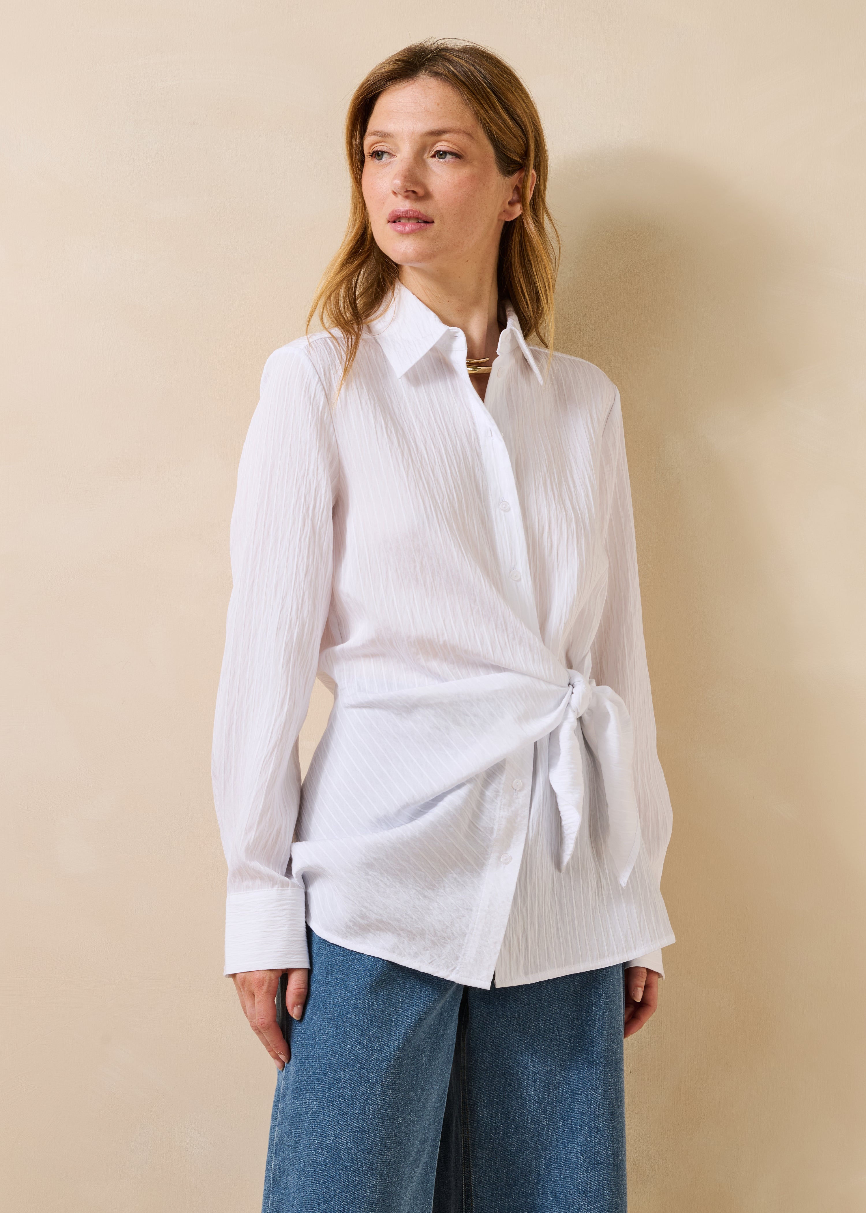 Chemise blanche avec pan à nouer