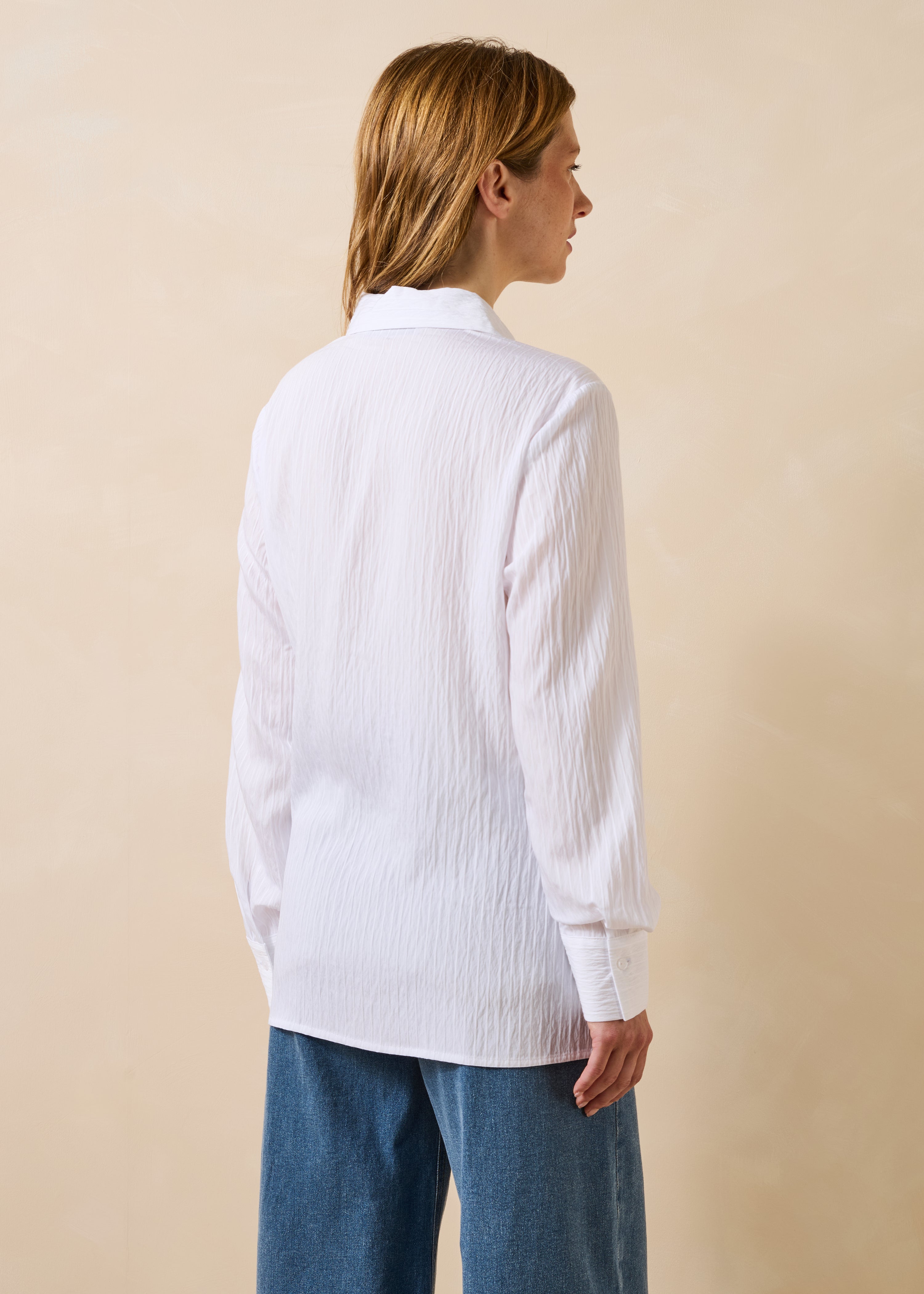 Chemise blanche avec pan à nouer