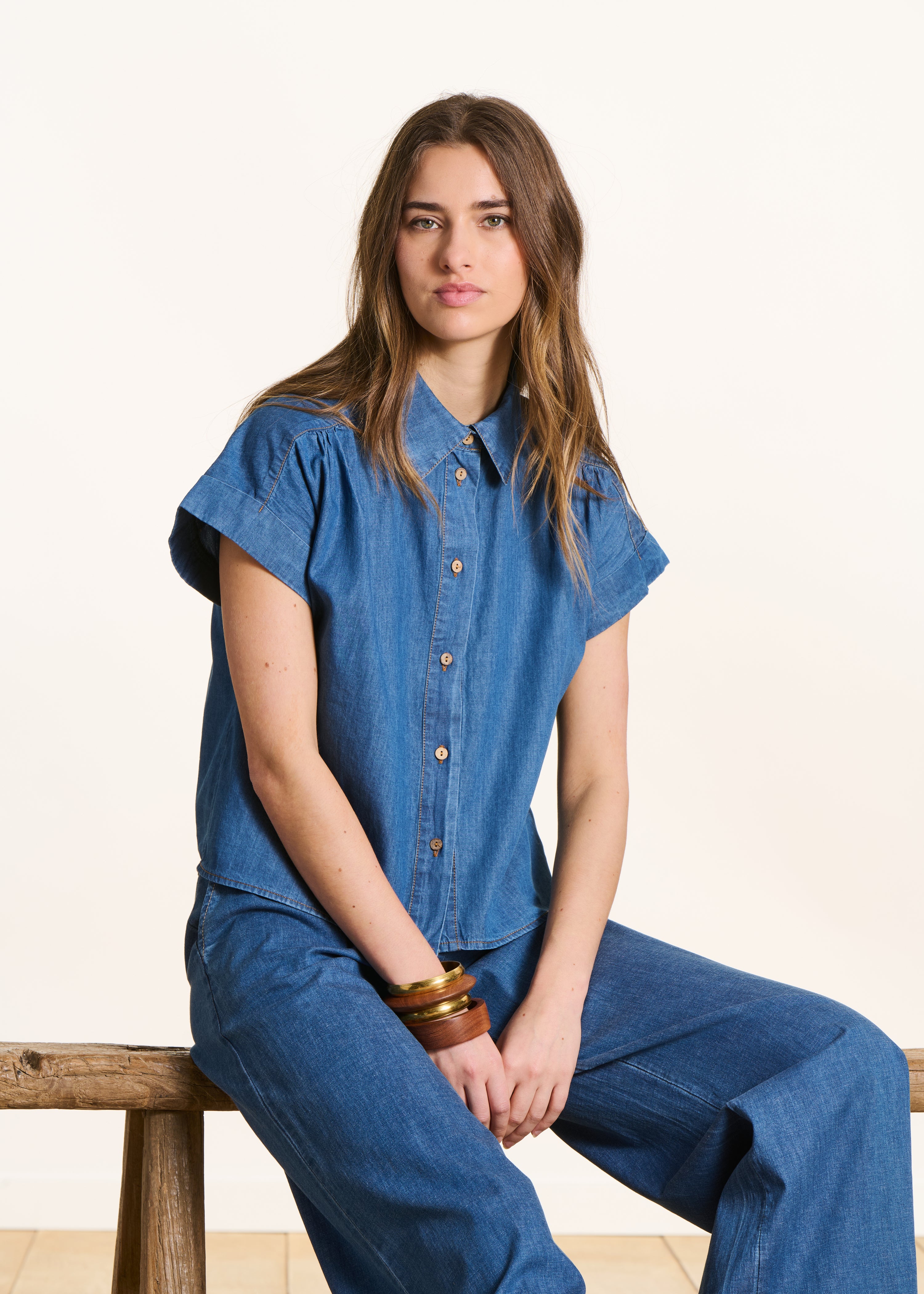 Short shirt in soft denim with short sleeves