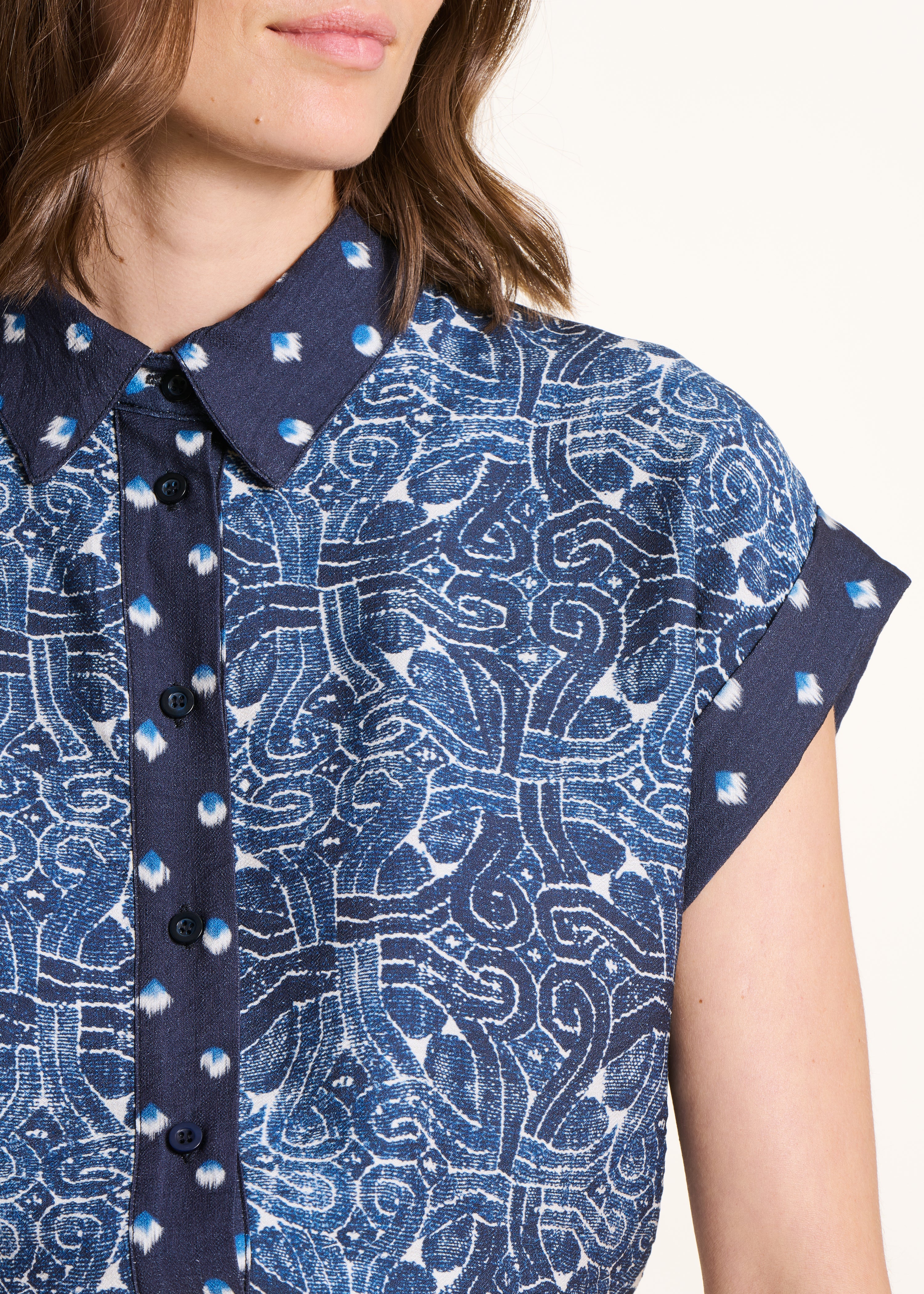 Blaues Hemd mit kurzen Ärmeln und Patchwork-Prints