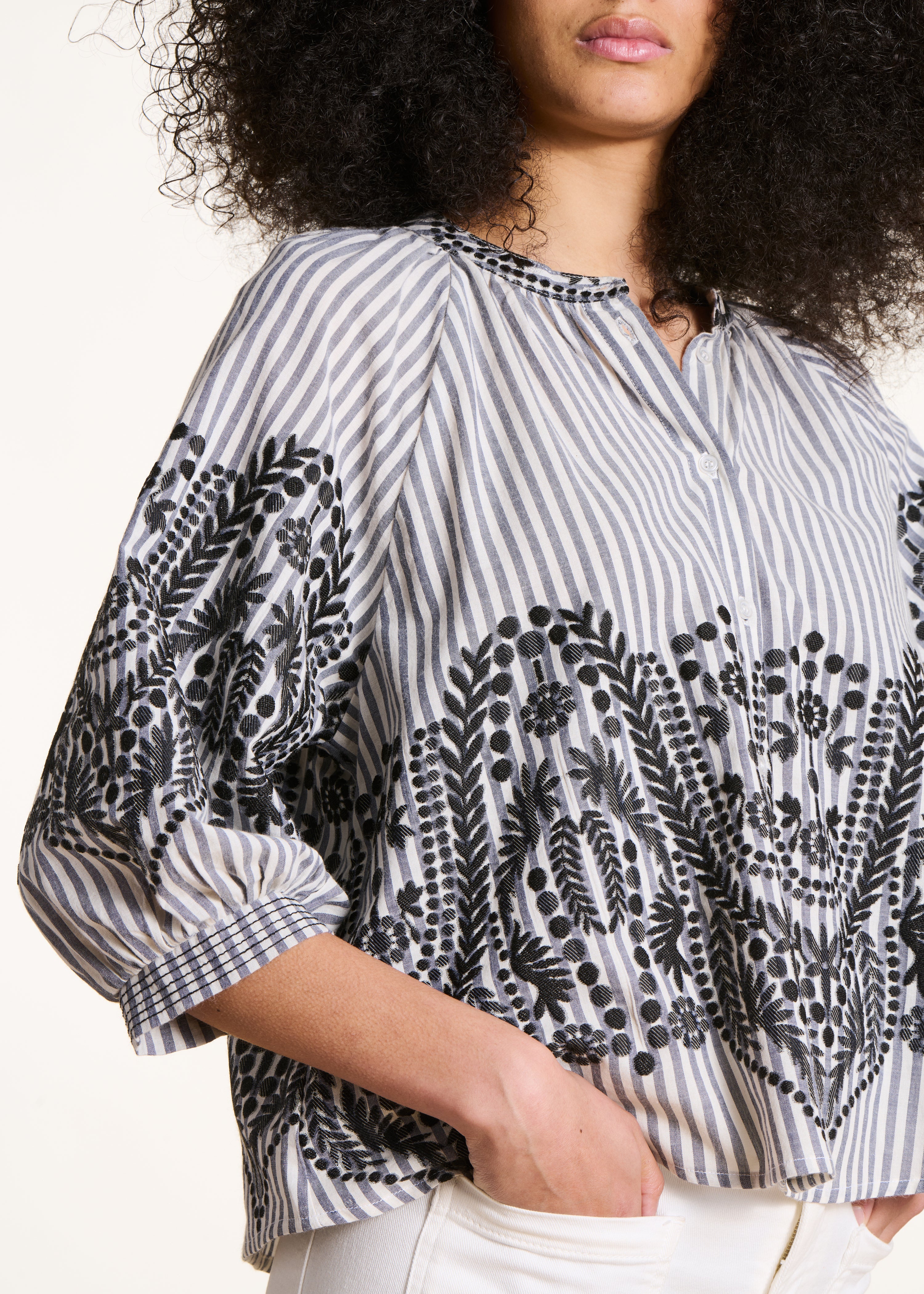 Camicia ampia nera a righe con motivo jacquard