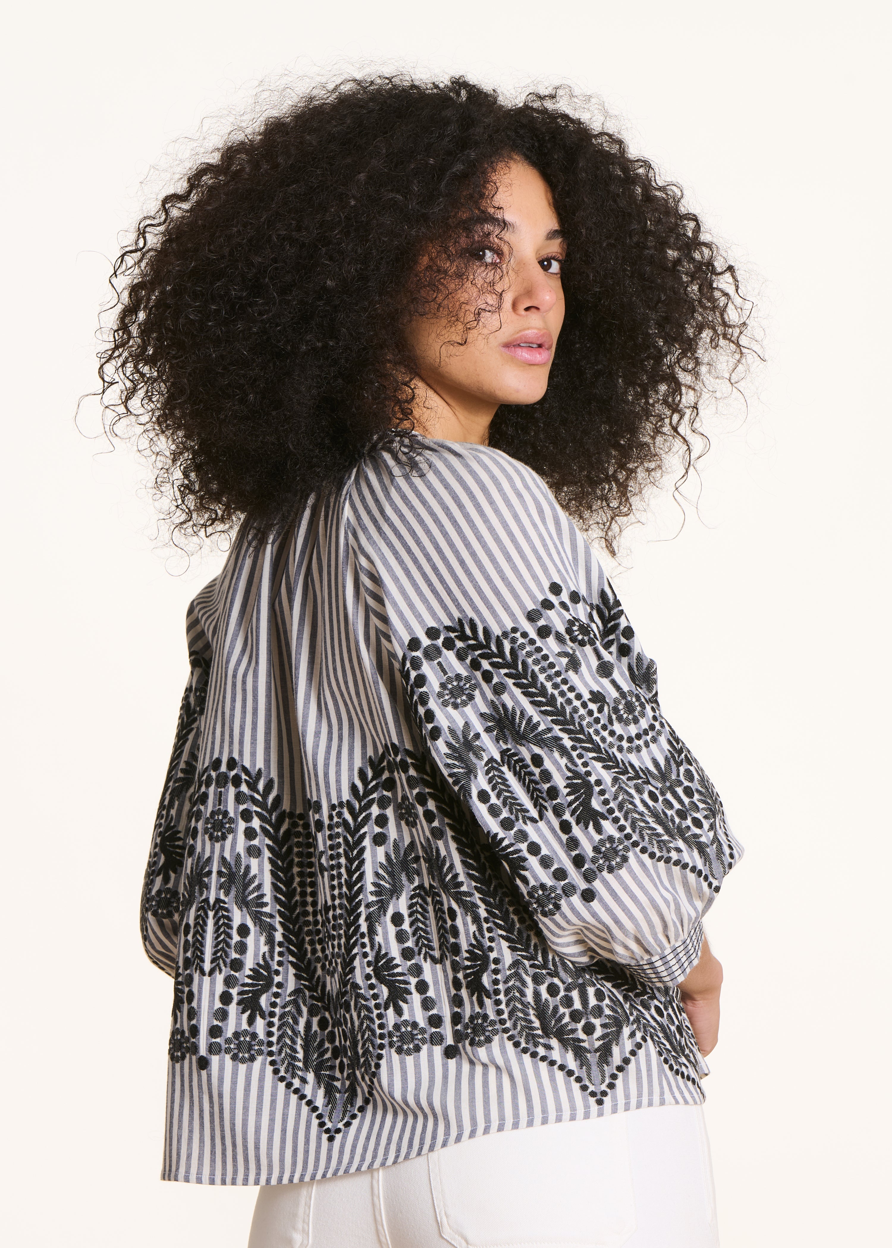 Camicia ampia nera a righe con motivo jacquard
