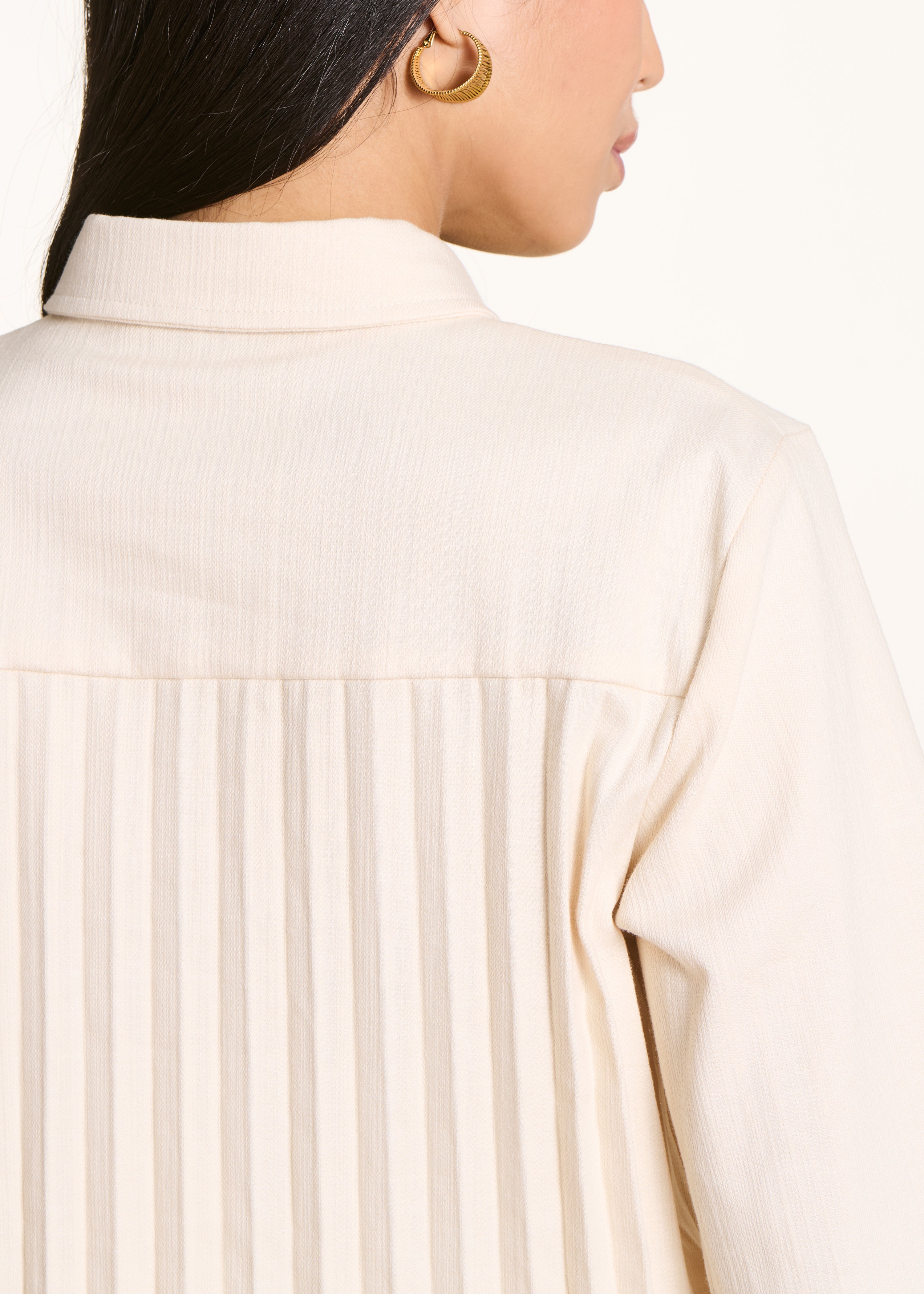 Loose off-white shirt with pleated back