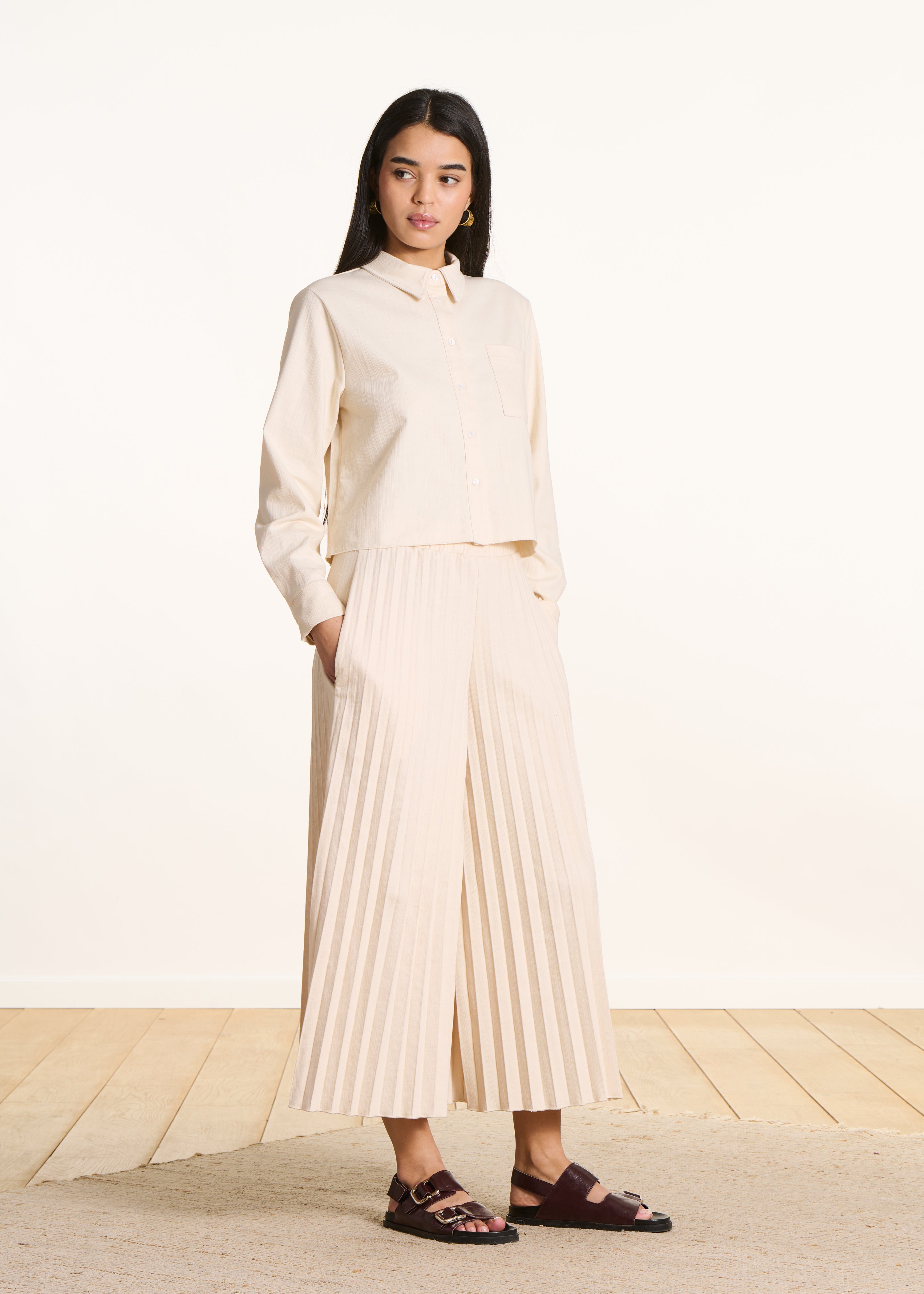 Loose off-white shirt with pleated back