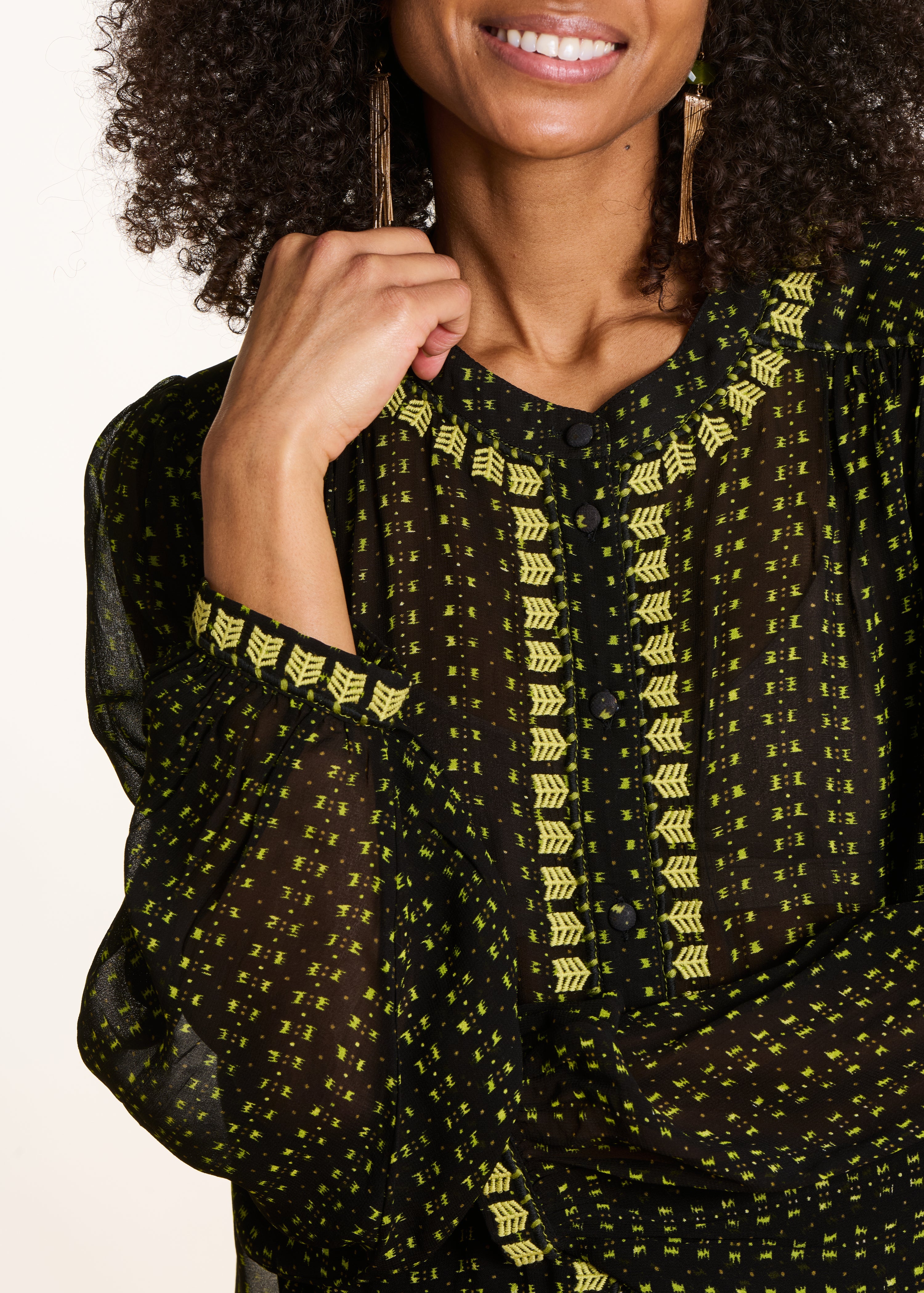 Blusa em voile kaki bordada com mangas compridas
