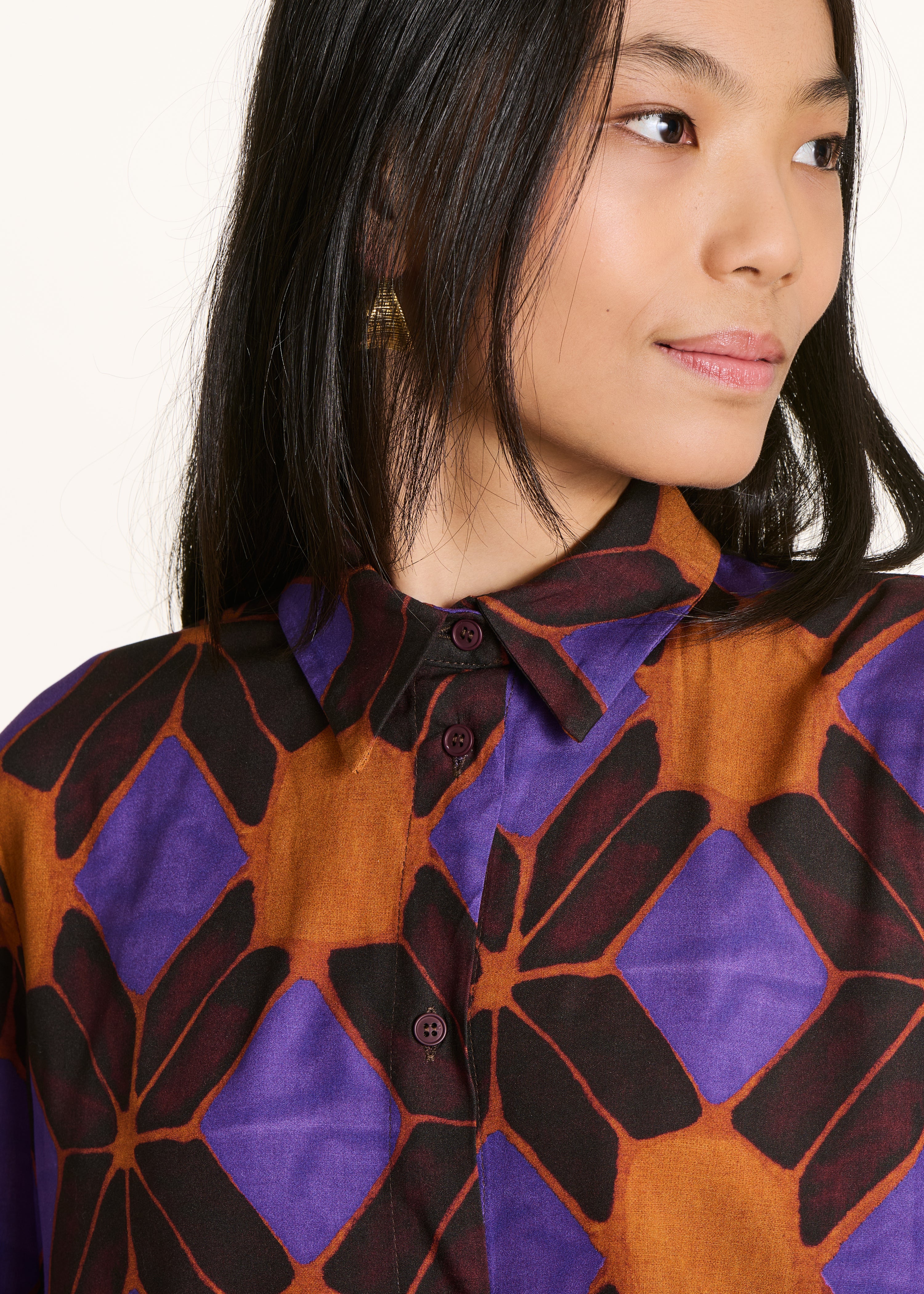 Camisa amplia con estampado naranja y violeta