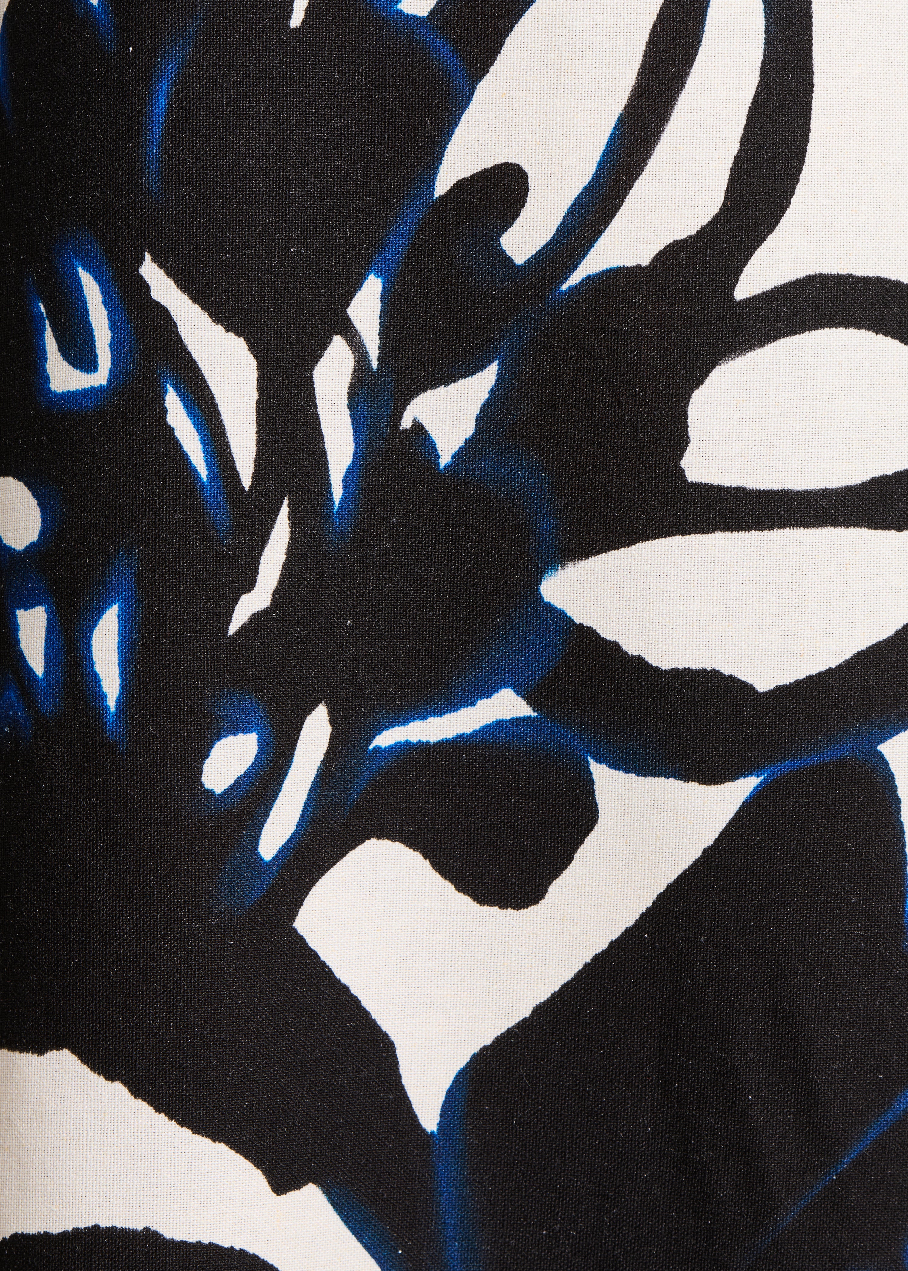 Macacão largo com alças estampado preto