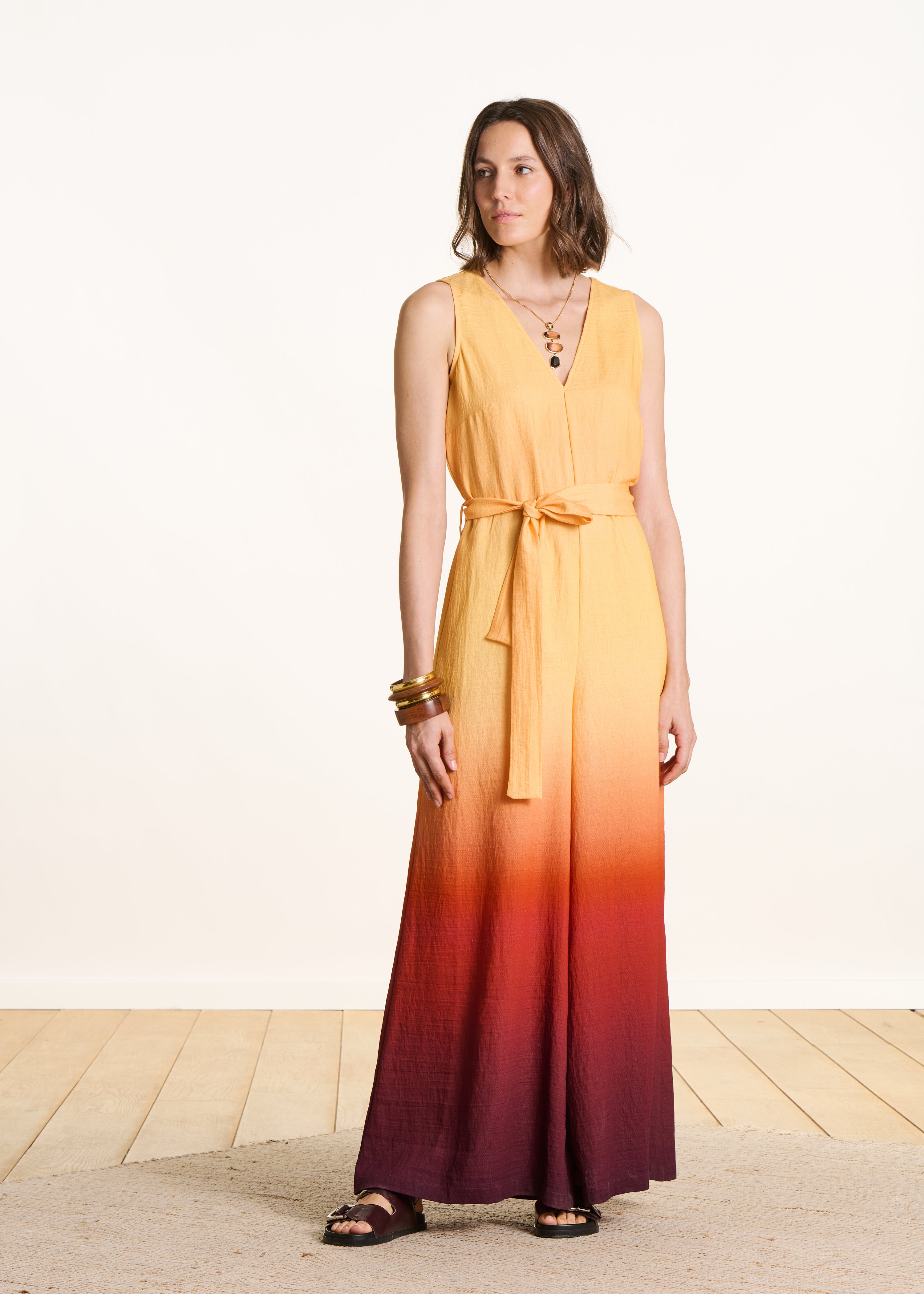 Sleeveless yellow jumpsuit with tie-dye print