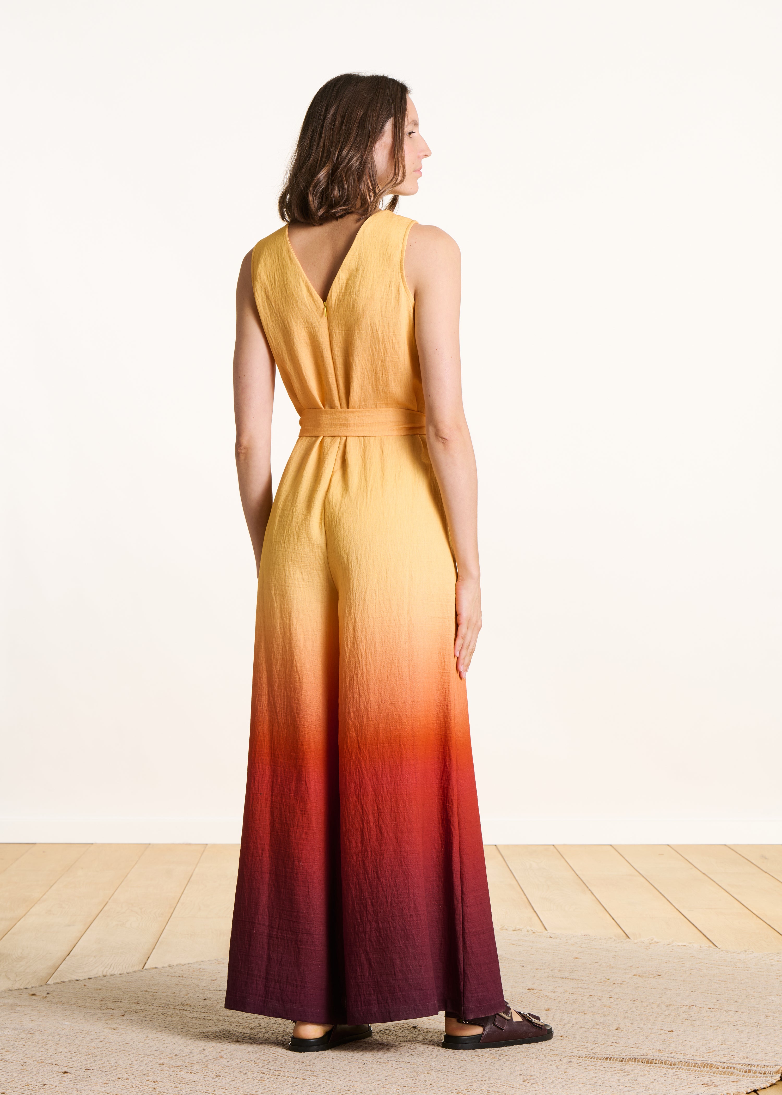 Sleeveless yellow jumpsuit with tie-dye print