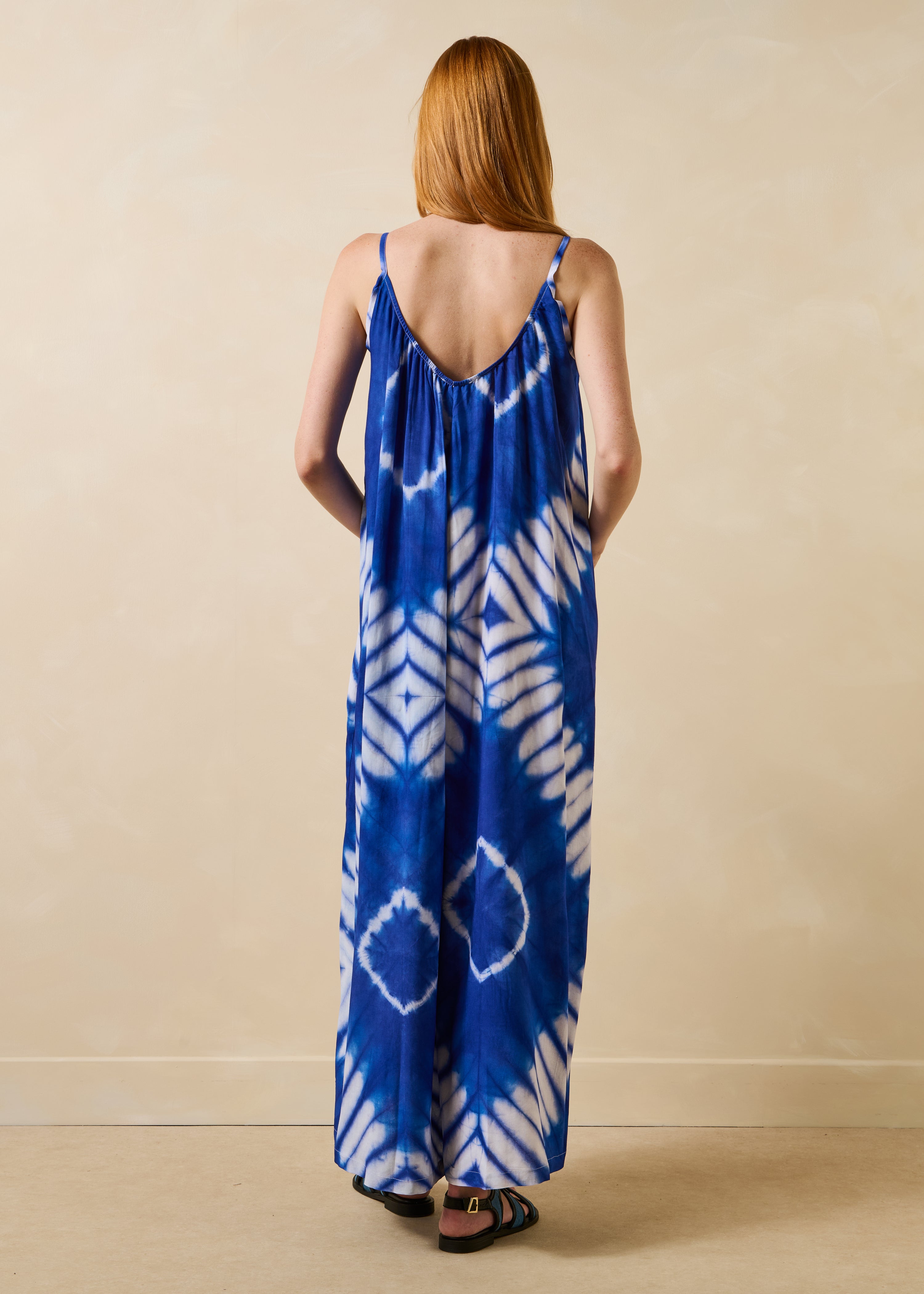 Tuta ampia blu con spalline stampate