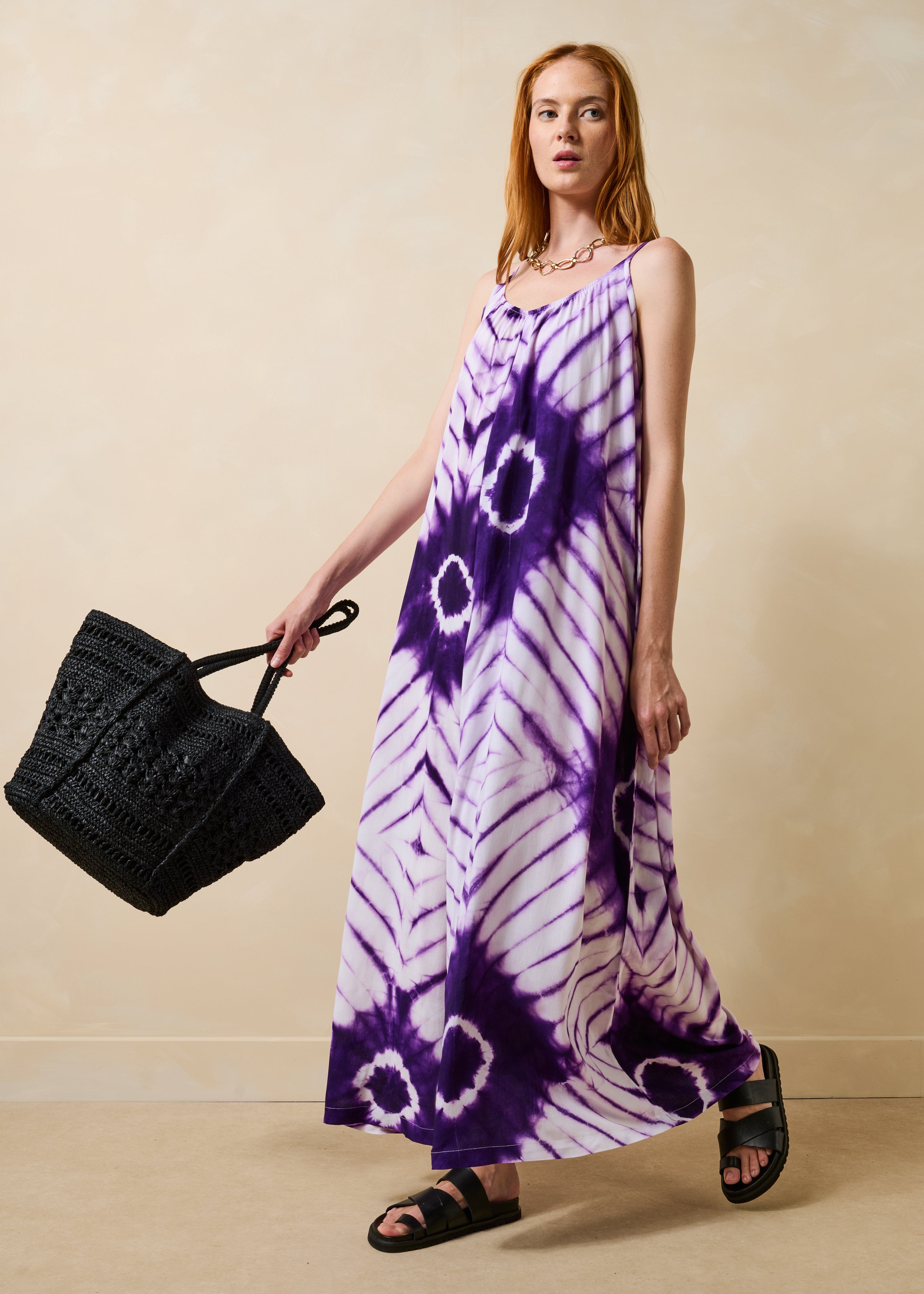 Mono amplio violeta con tirantes estampado