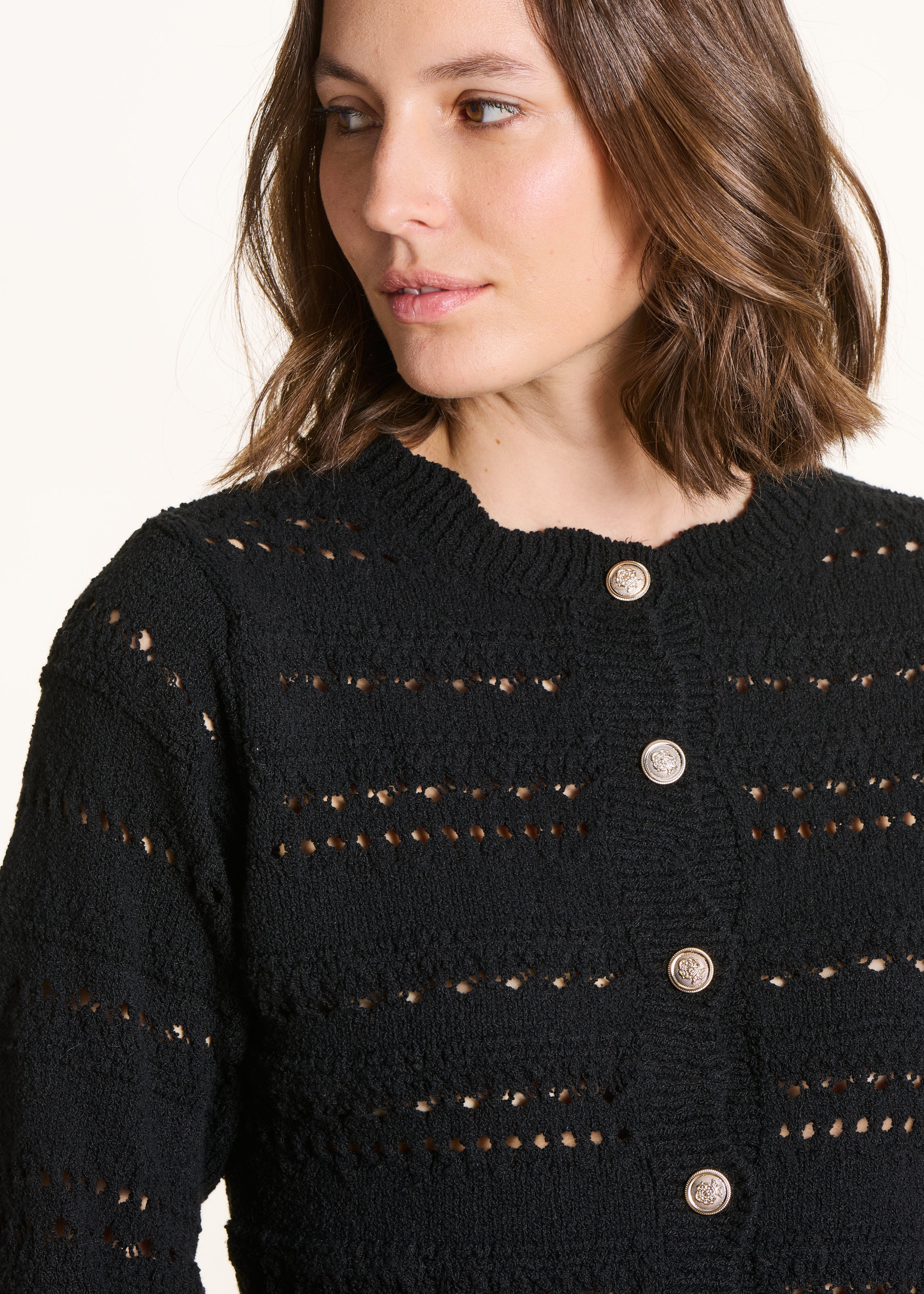 Gilet nero in maglia traforata con bottoni decorativi