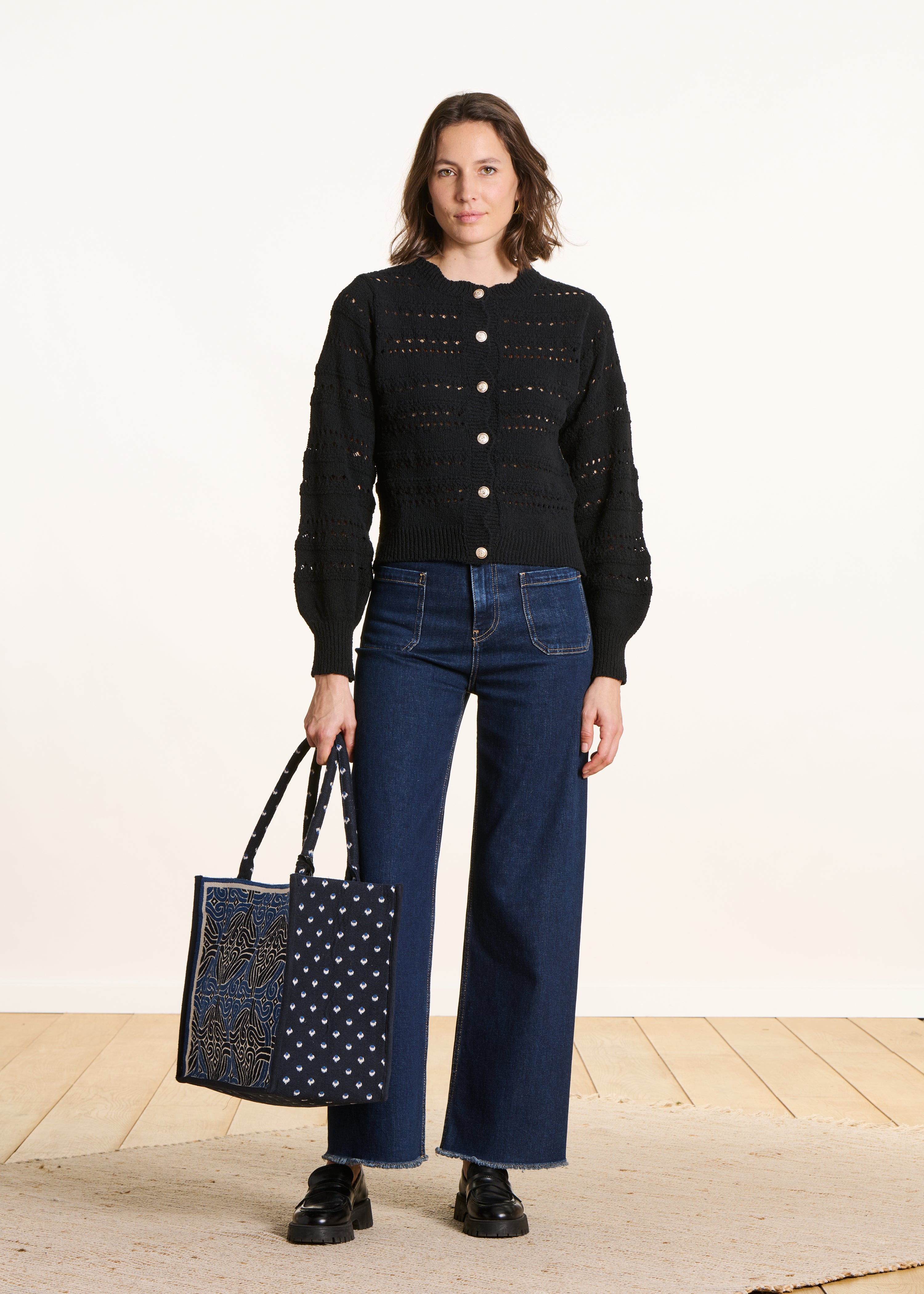 Gilet nero in maglia traforata con bottoni decorativi