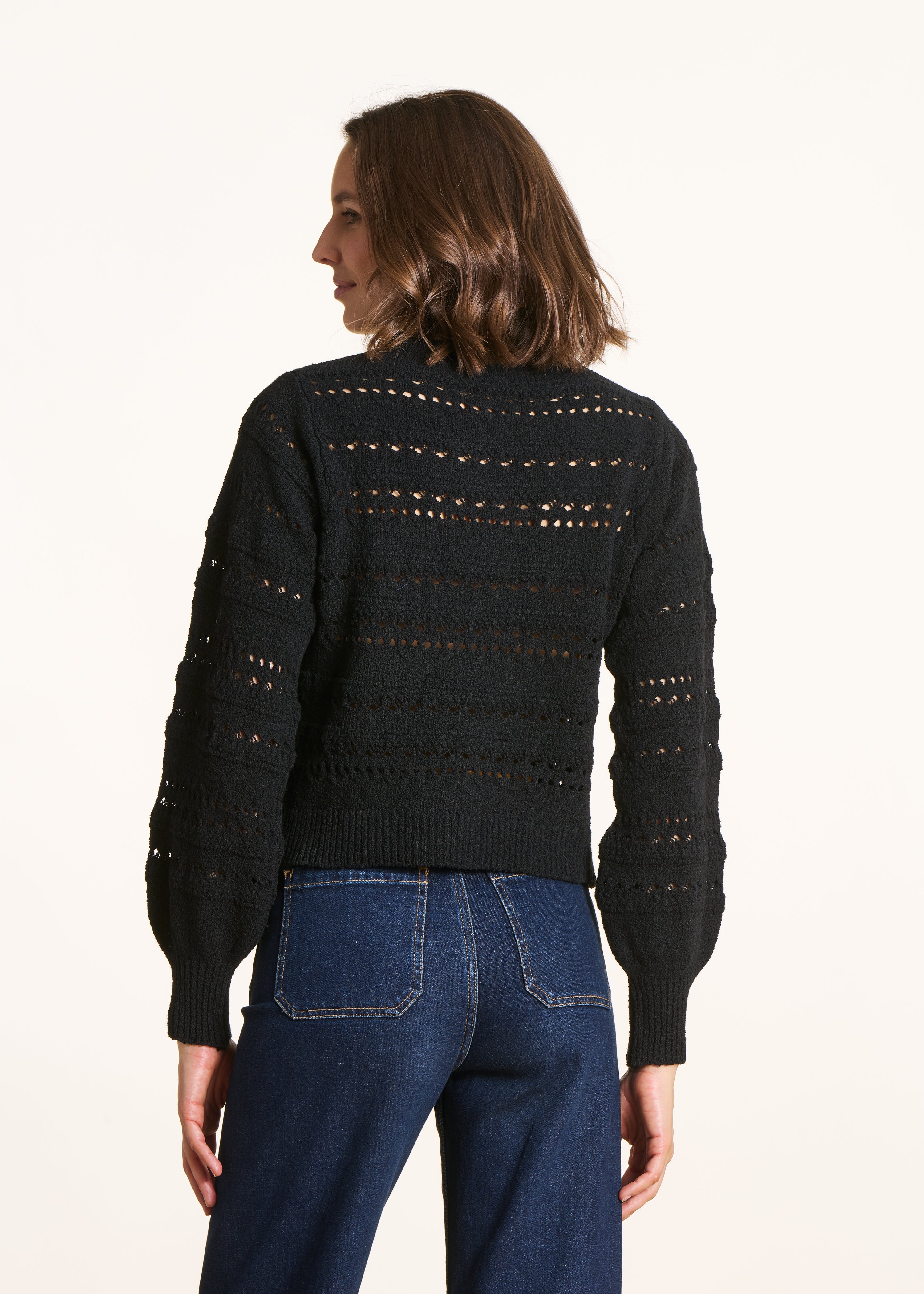 Gilet nero in maglia traforata con bottoni decorativi