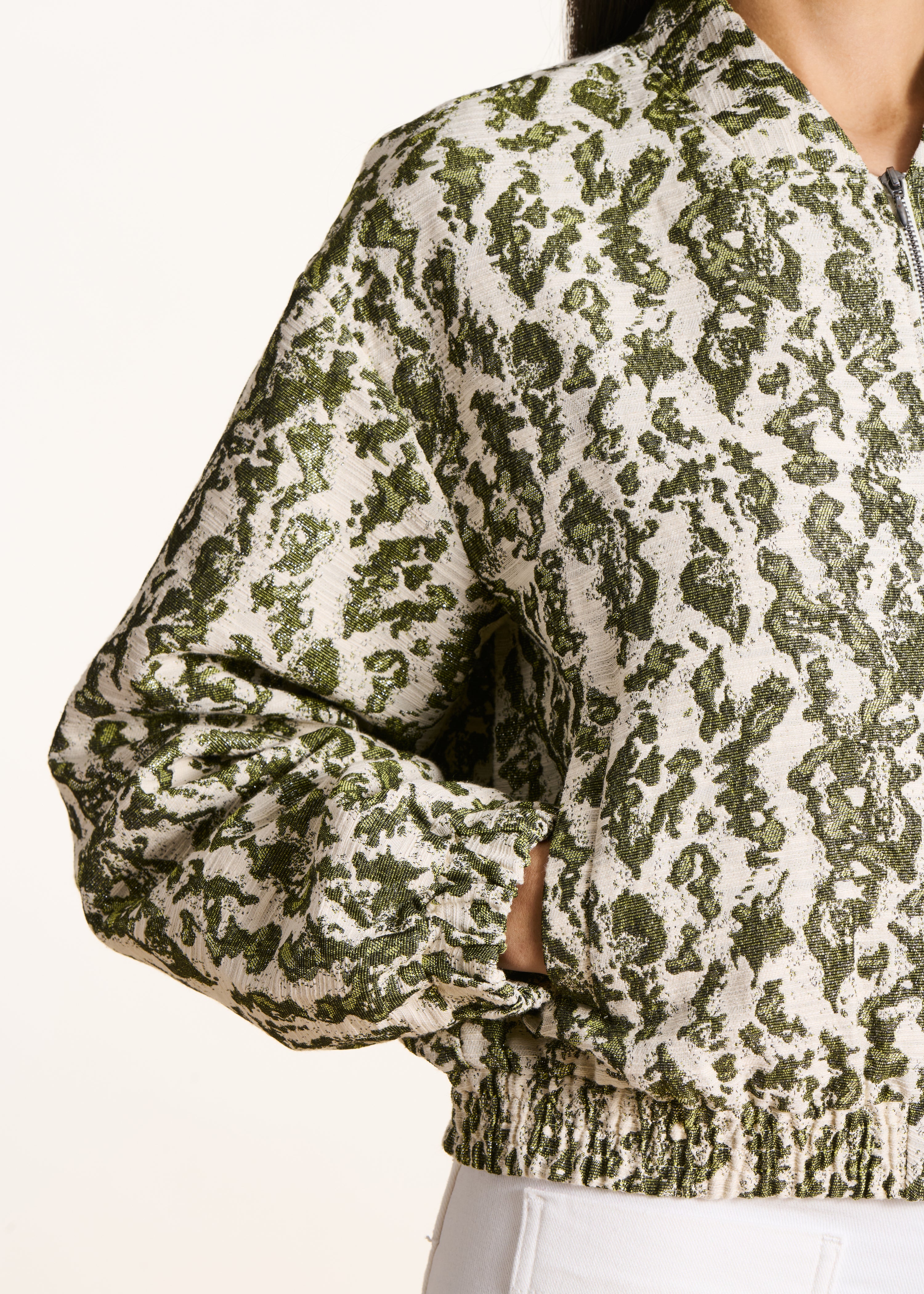 Bomberjacke aus khakifarbenem Jacquard