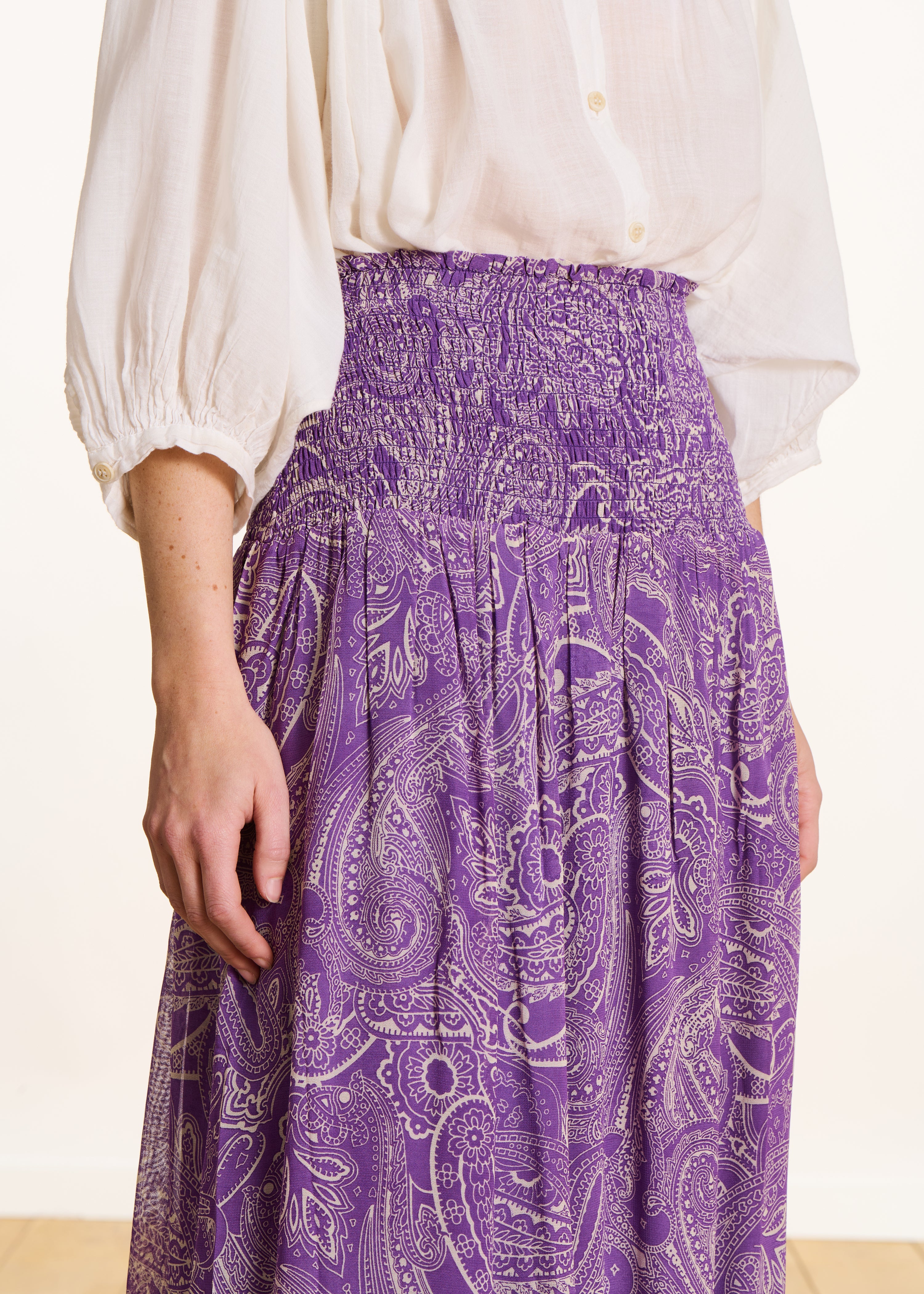 Saia longa em voile violeta com estampado e franzidos