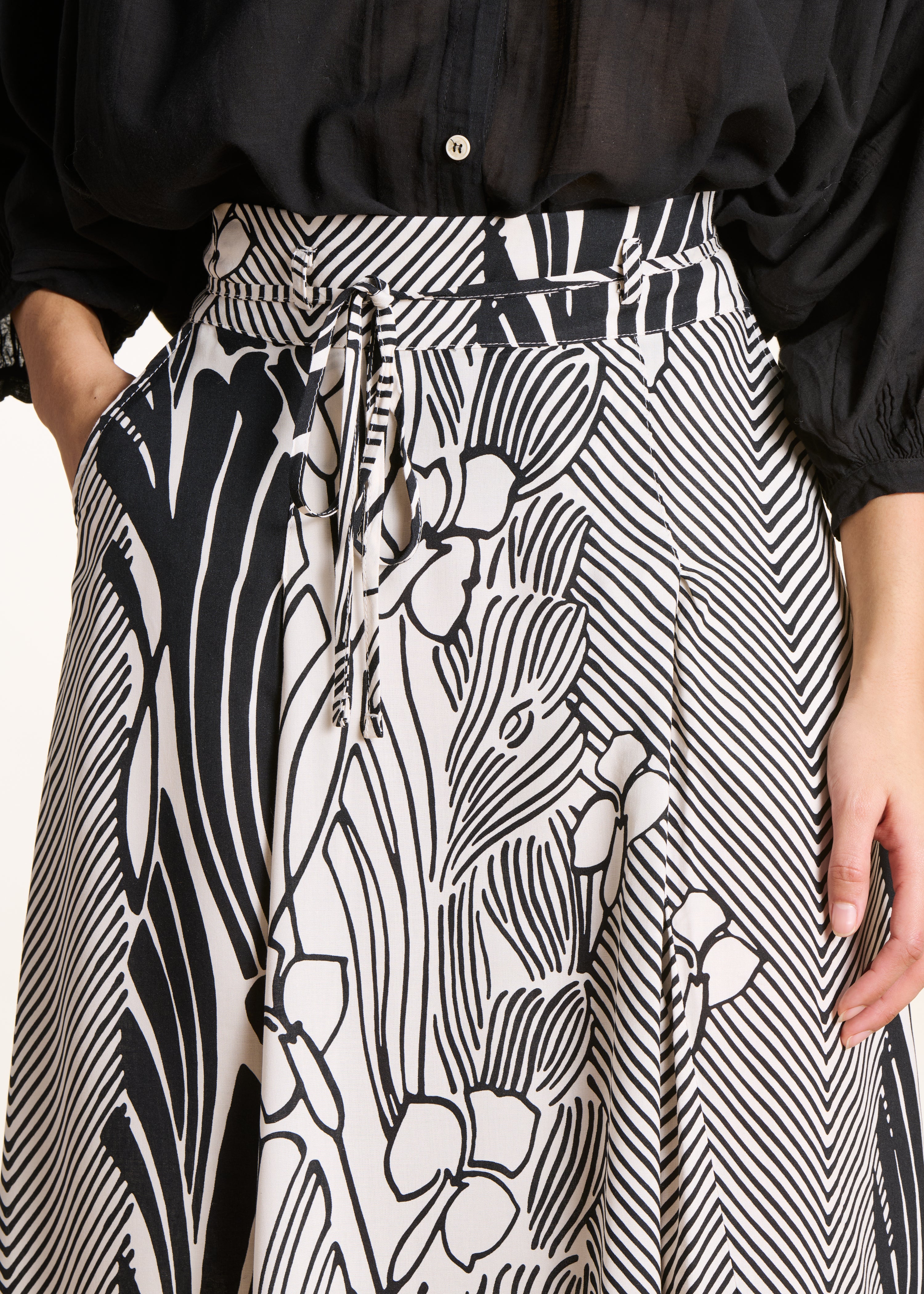 Middenlange rok met zwart-witte bloemenprint