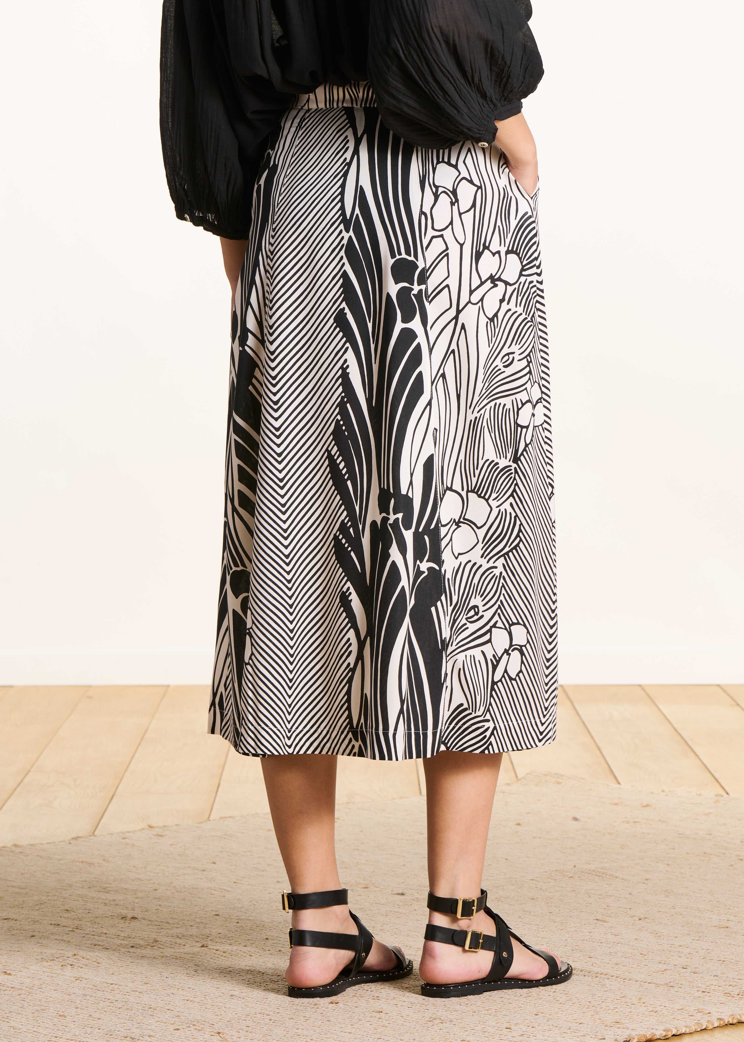 Middenlange rok met zwart-witte bloemenprint