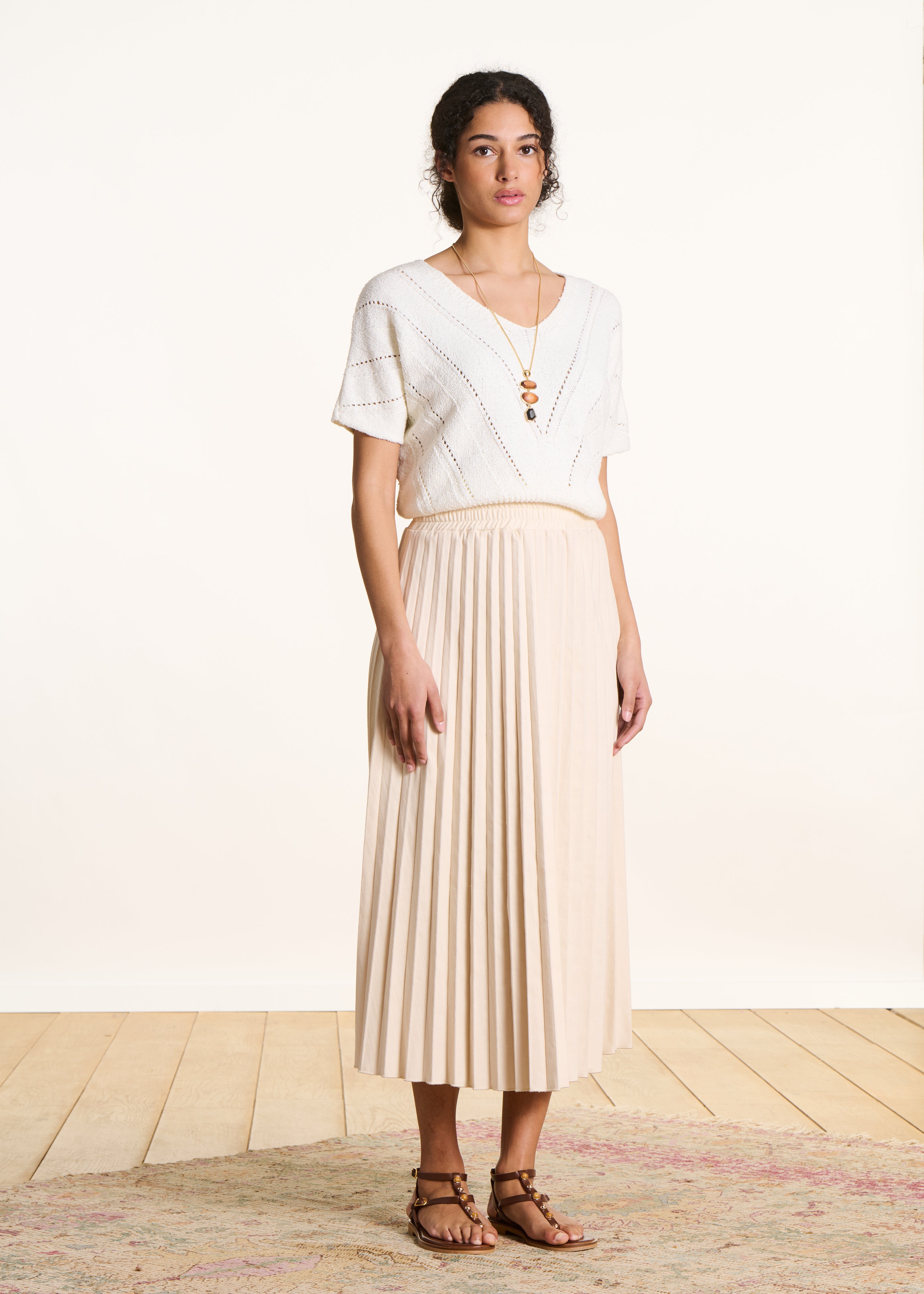Mid-length pleated skirt in off-white denim