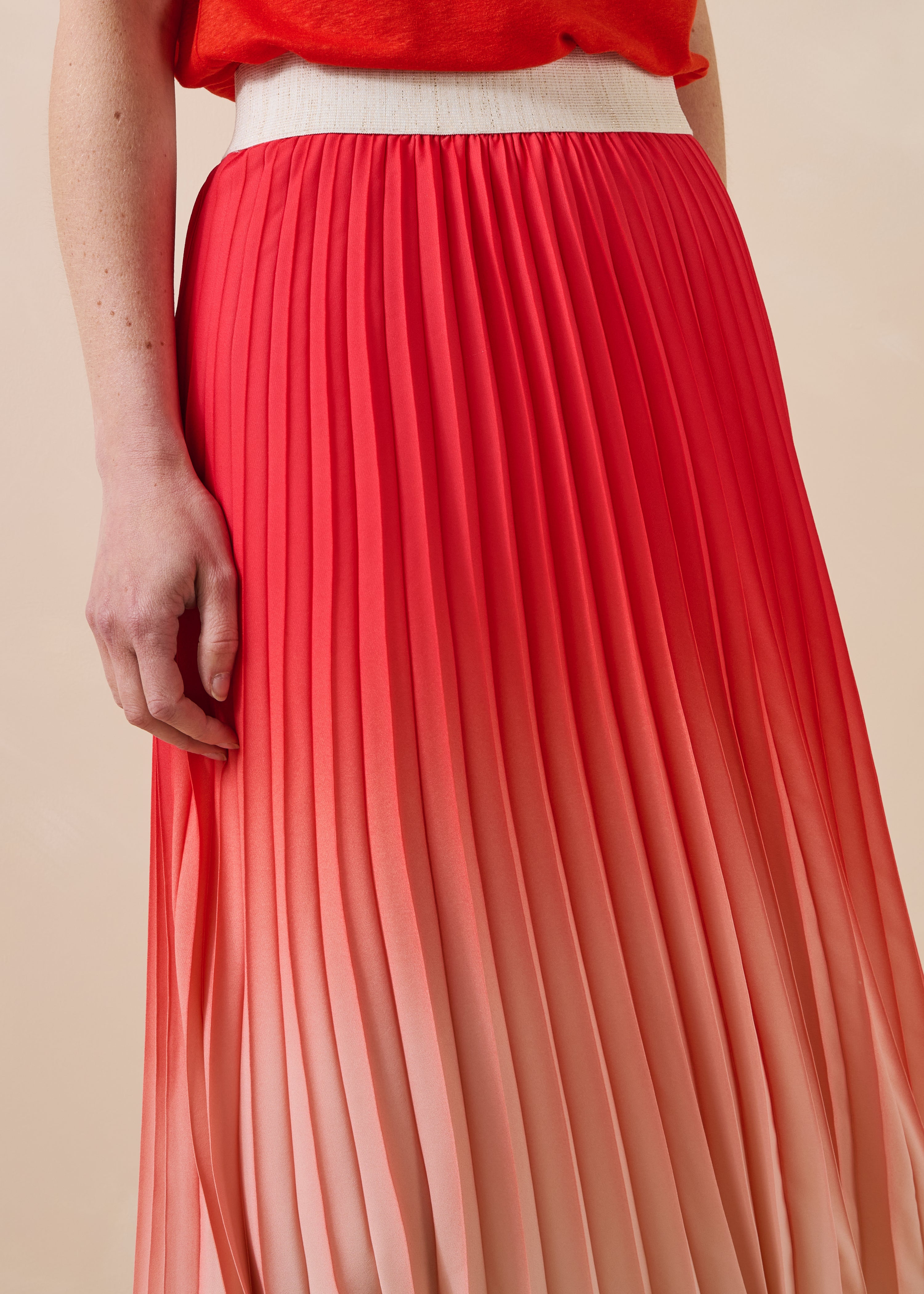 Long pleated skirt with tie-dye print