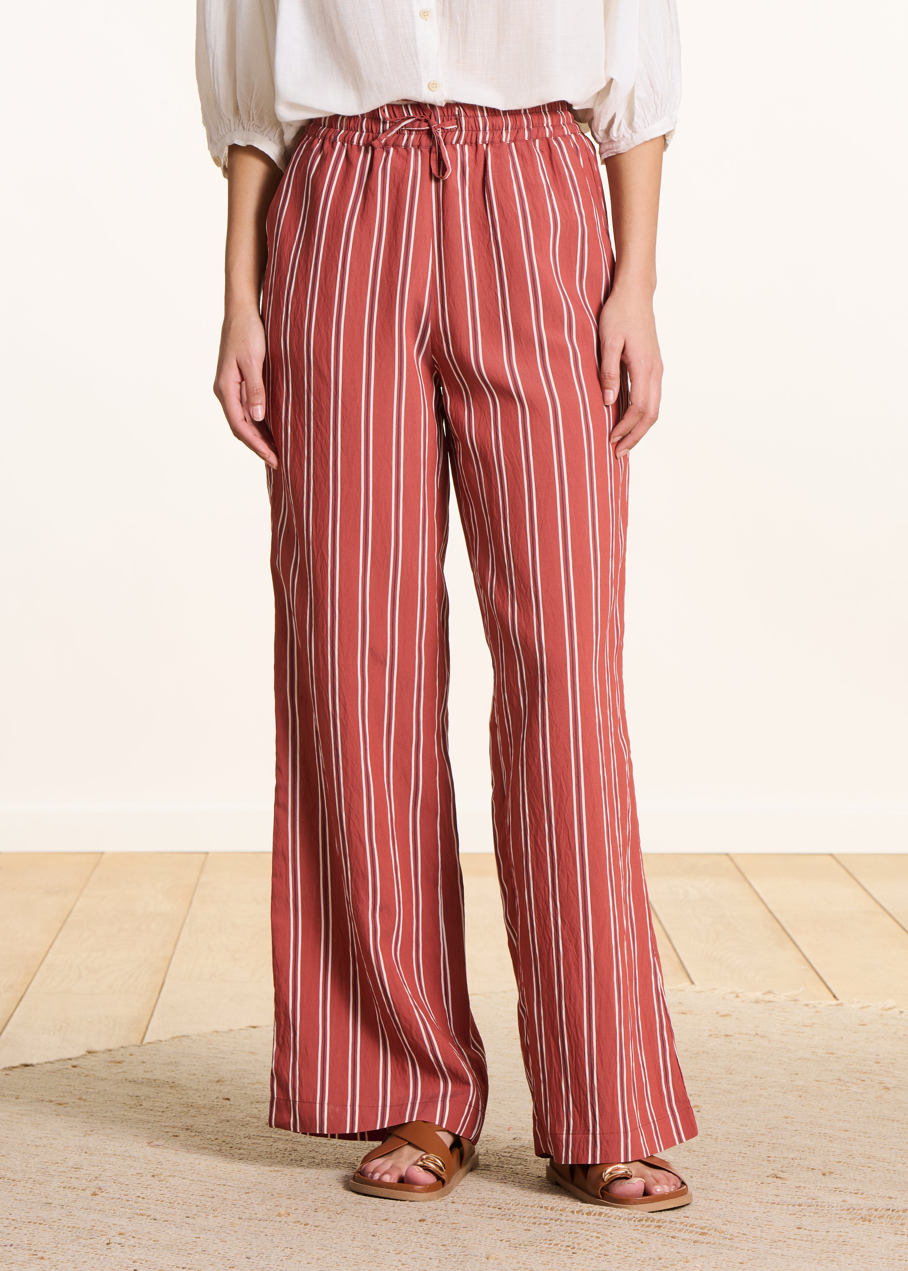 Pantaloni larghi rossi a righe