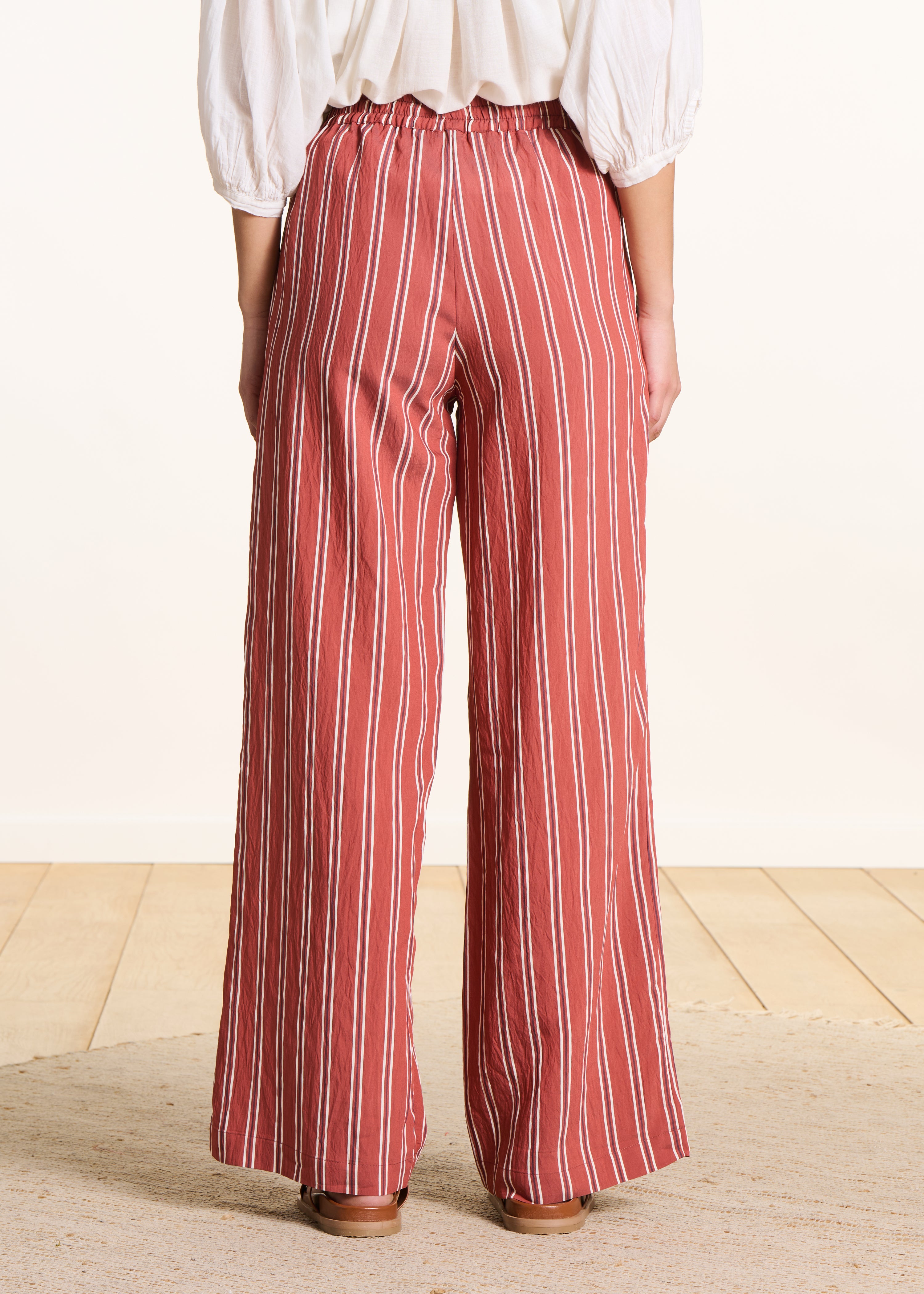 Pantaloni larghi rossi a righe