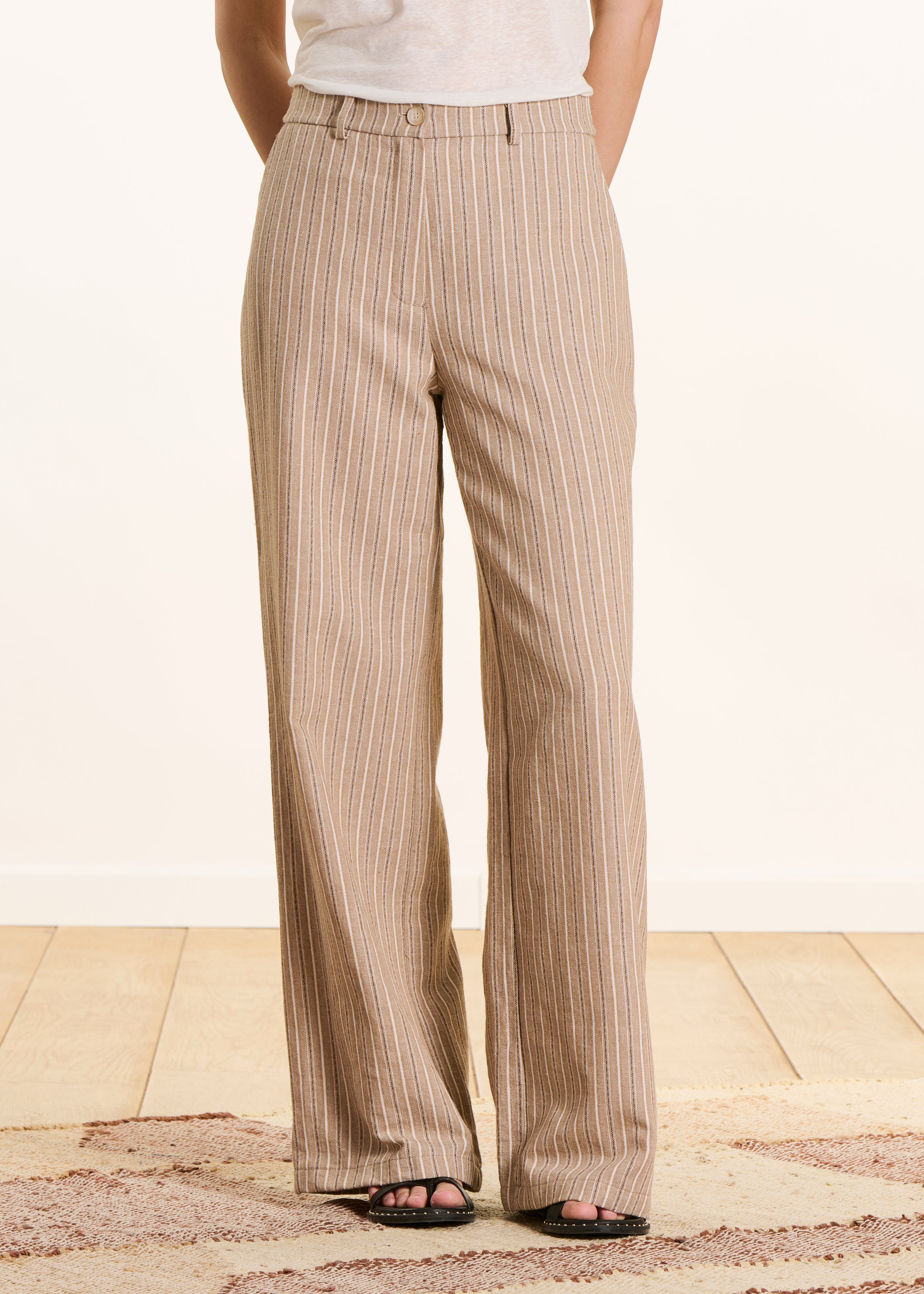 Rechte en wijde beige gestreepte broek met hoge taille