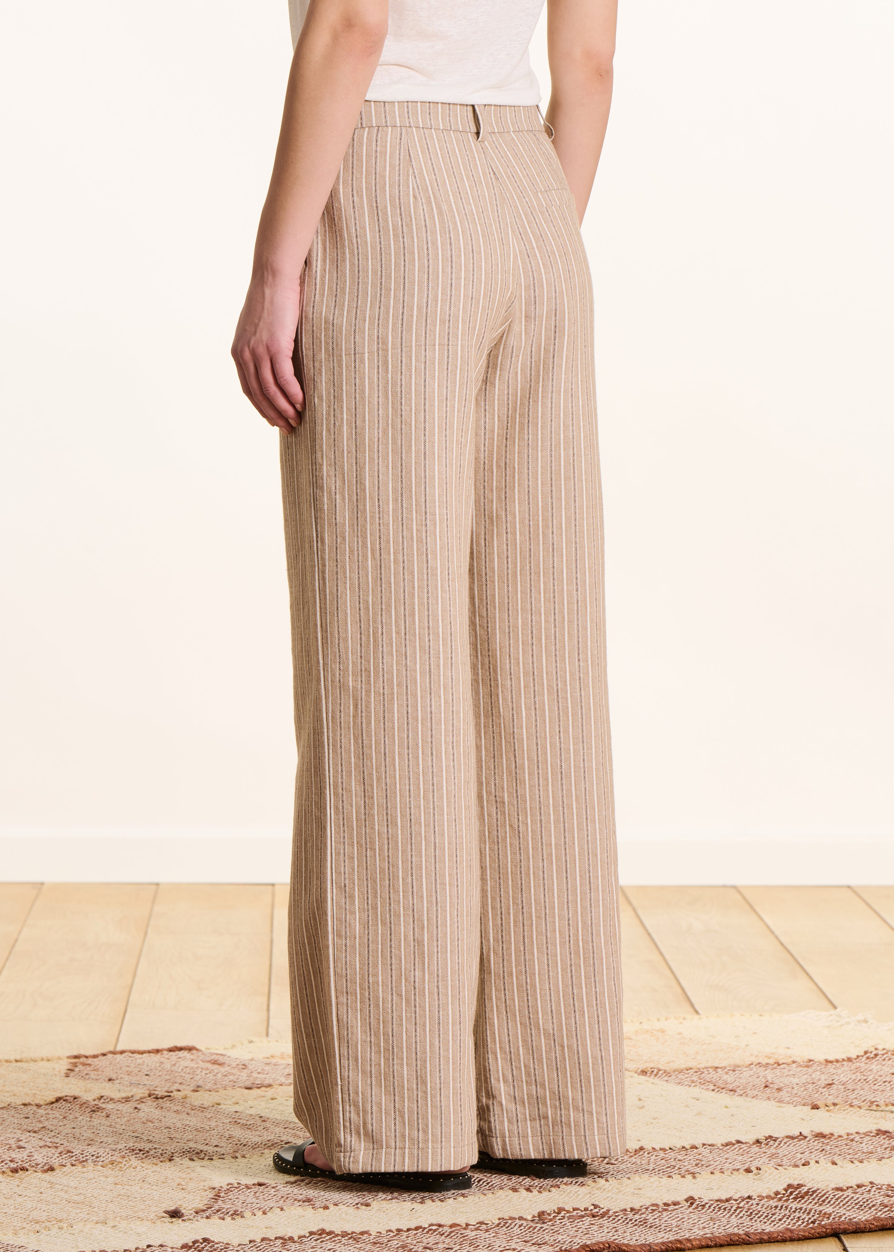 Rechte en wijde beige gestreepte broek met hoge taille