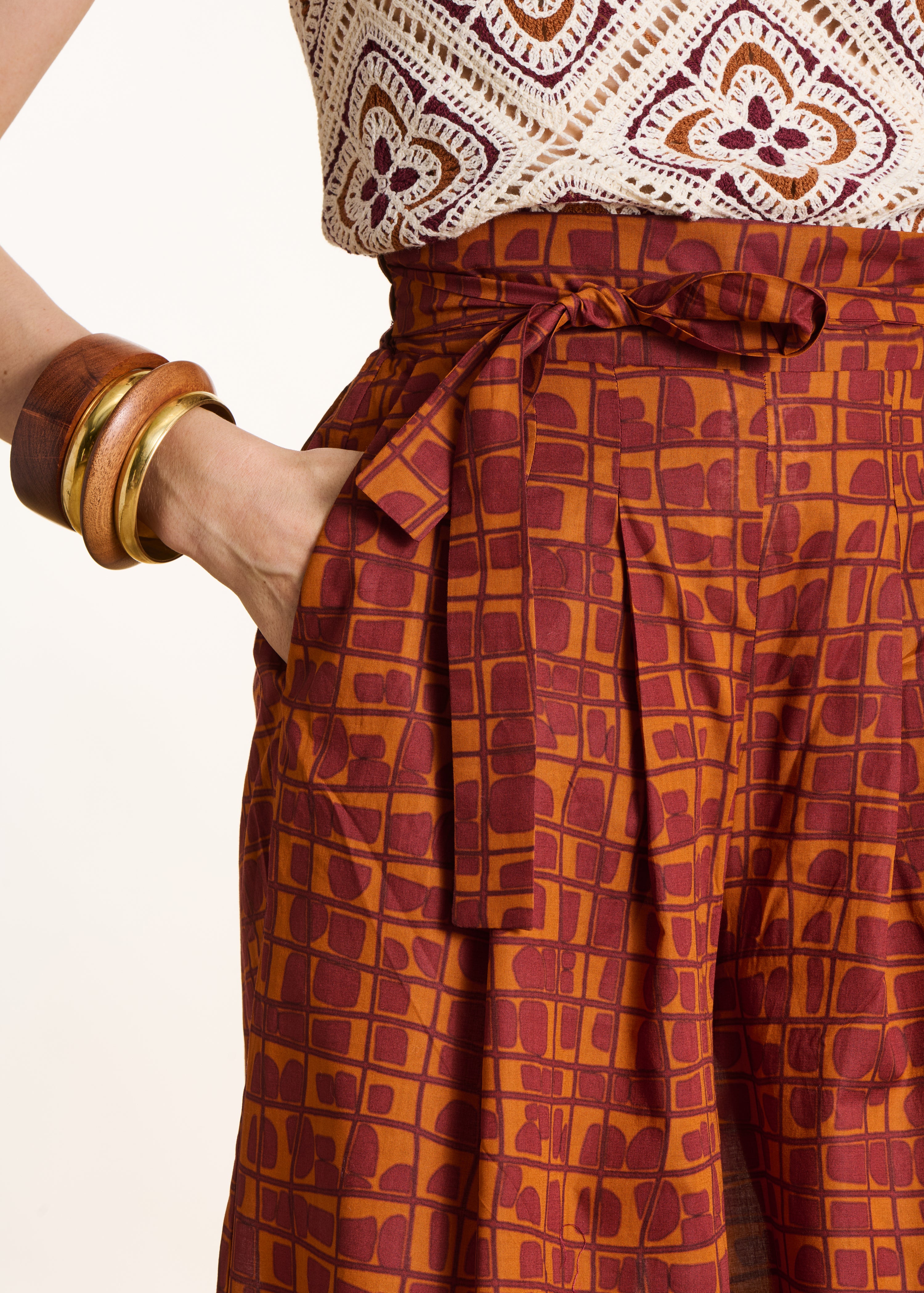 7/8 broek met grafische print in bruin en oranje