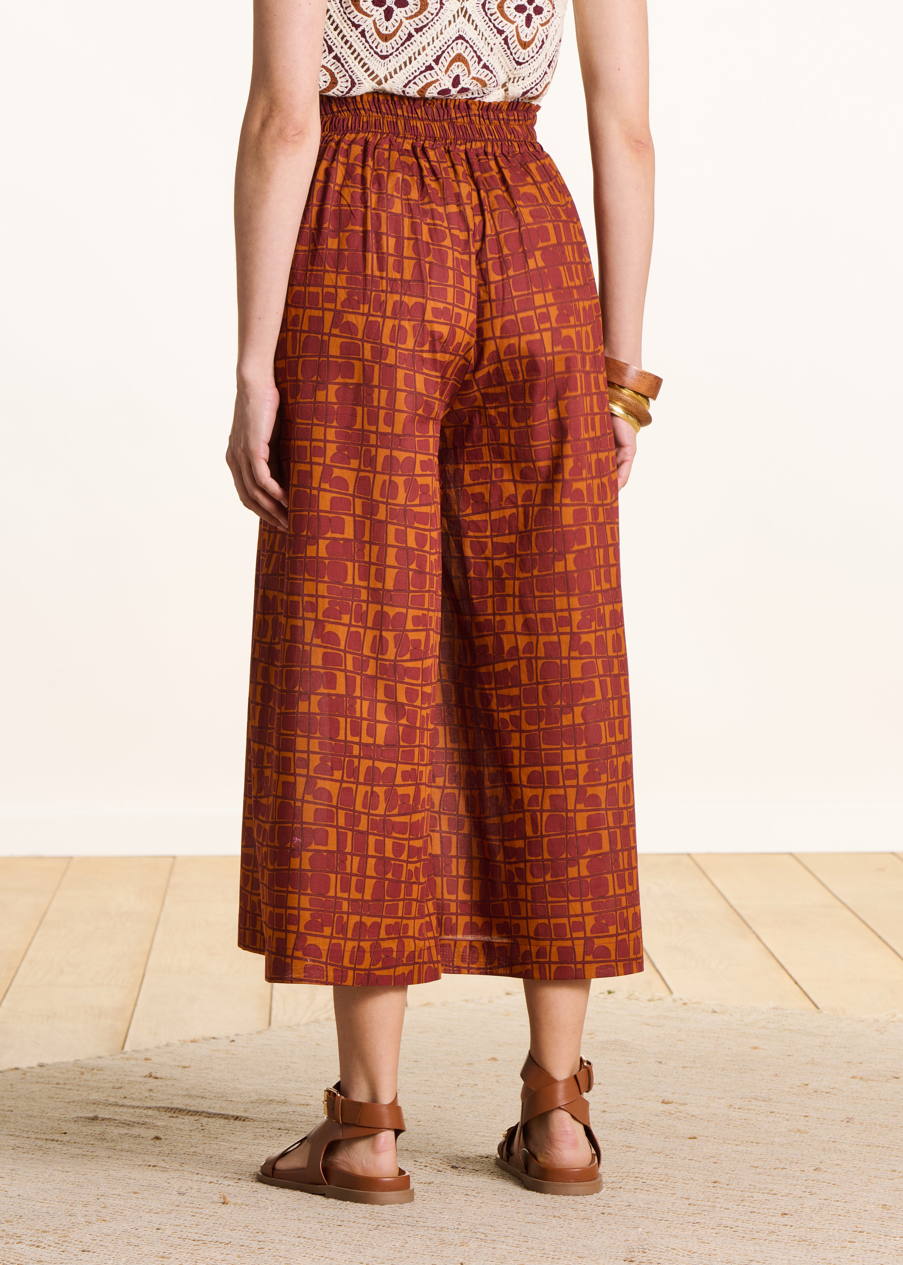 7/8 broek met grafische print in bruin en oranje