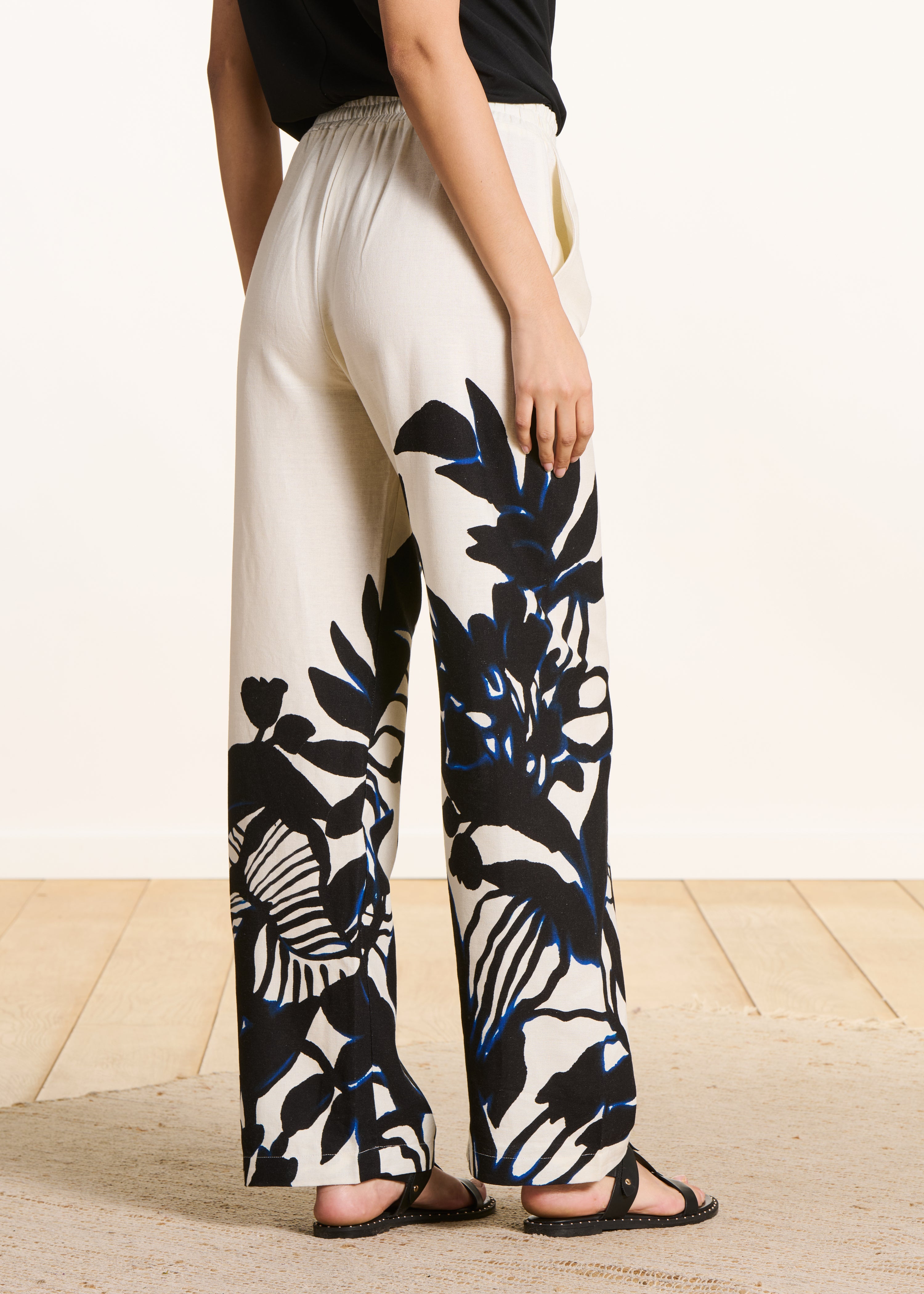 Pantalon écru fluide à imprimé floral noir