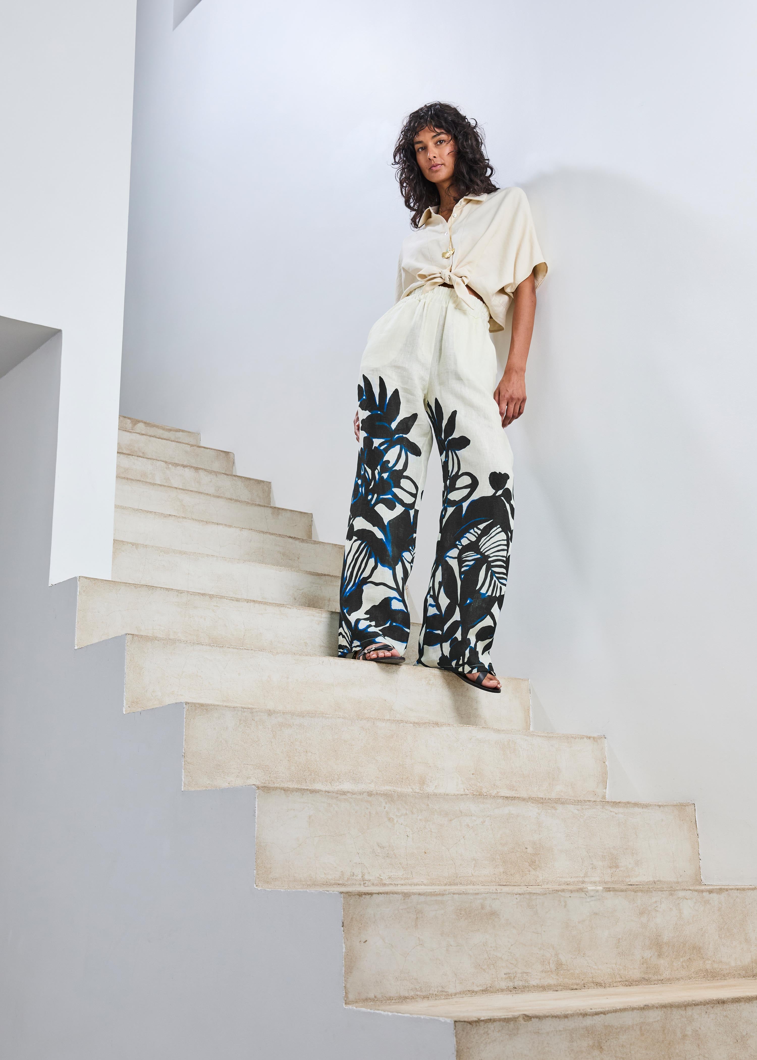 Pantalon écru fluide à imprimé floral noir