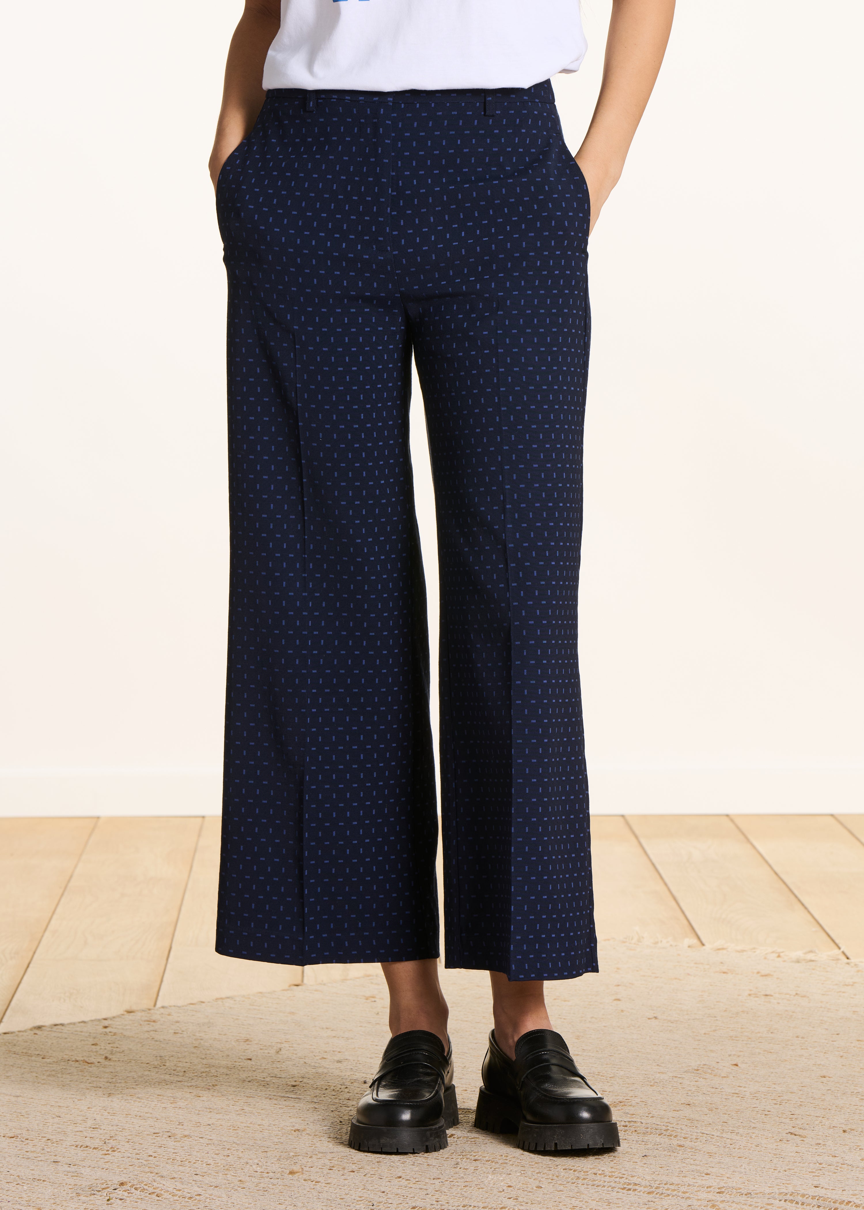 Cropped trousers in blue jacquard