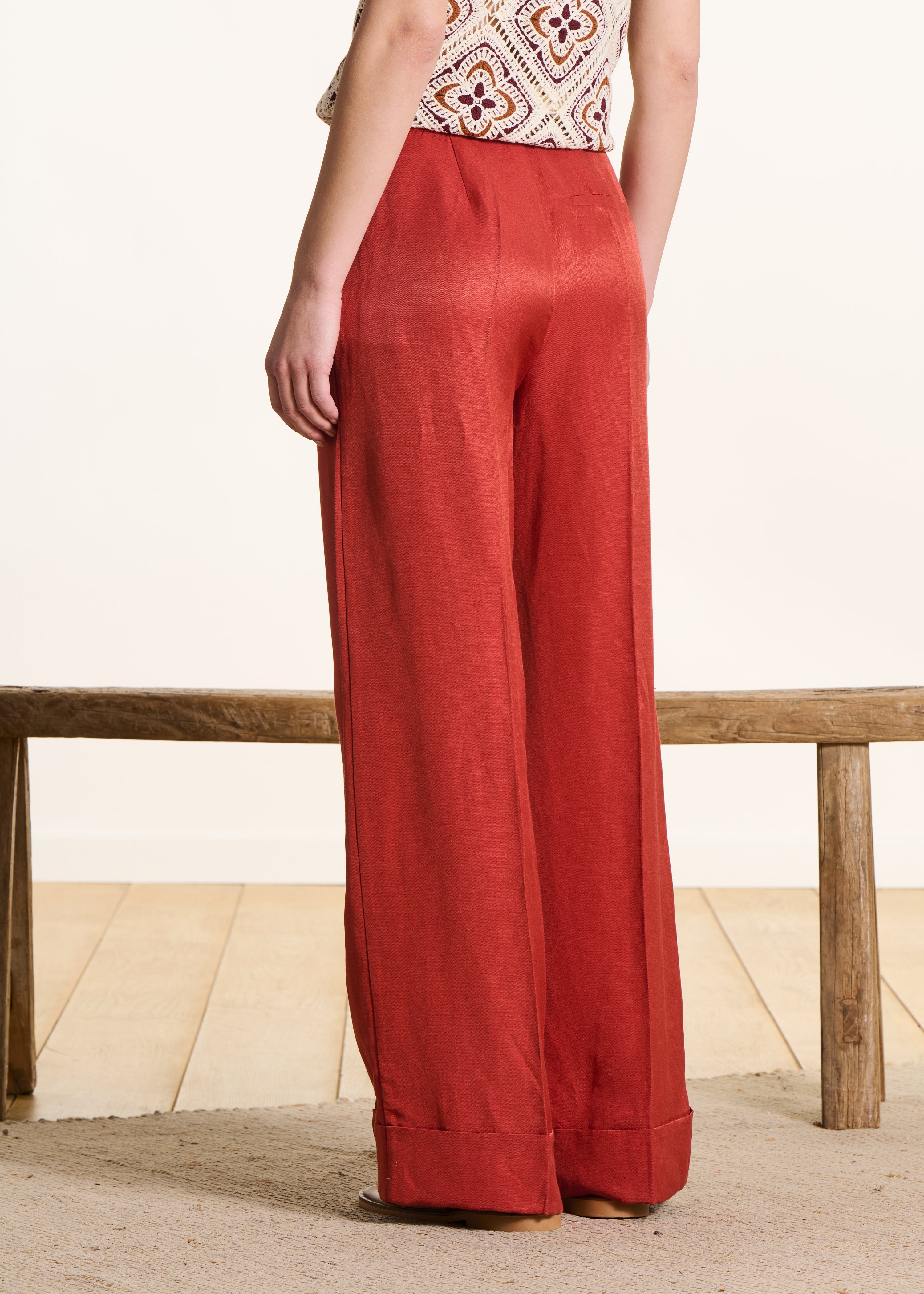 Pantaloni larghi color mattone con cintura