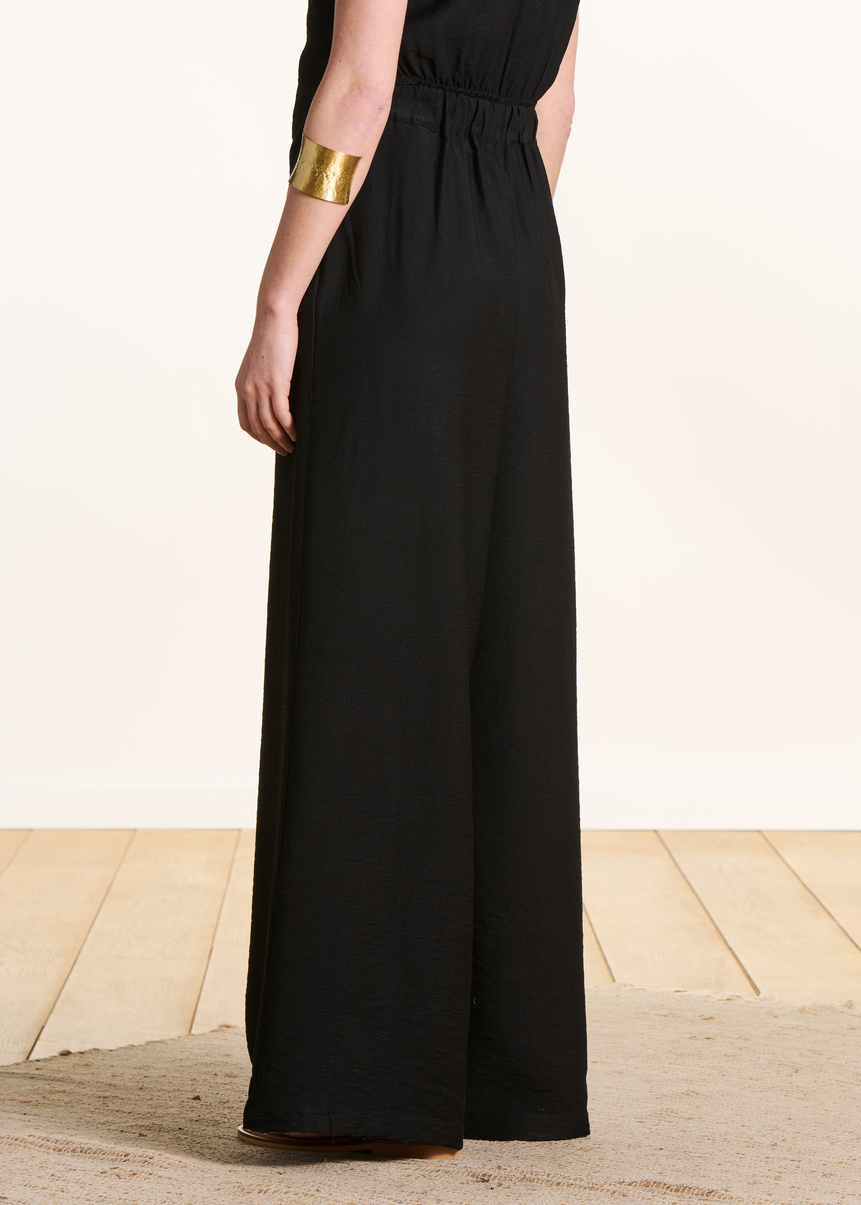 Weite schwarze Hose mit elastischem Bund